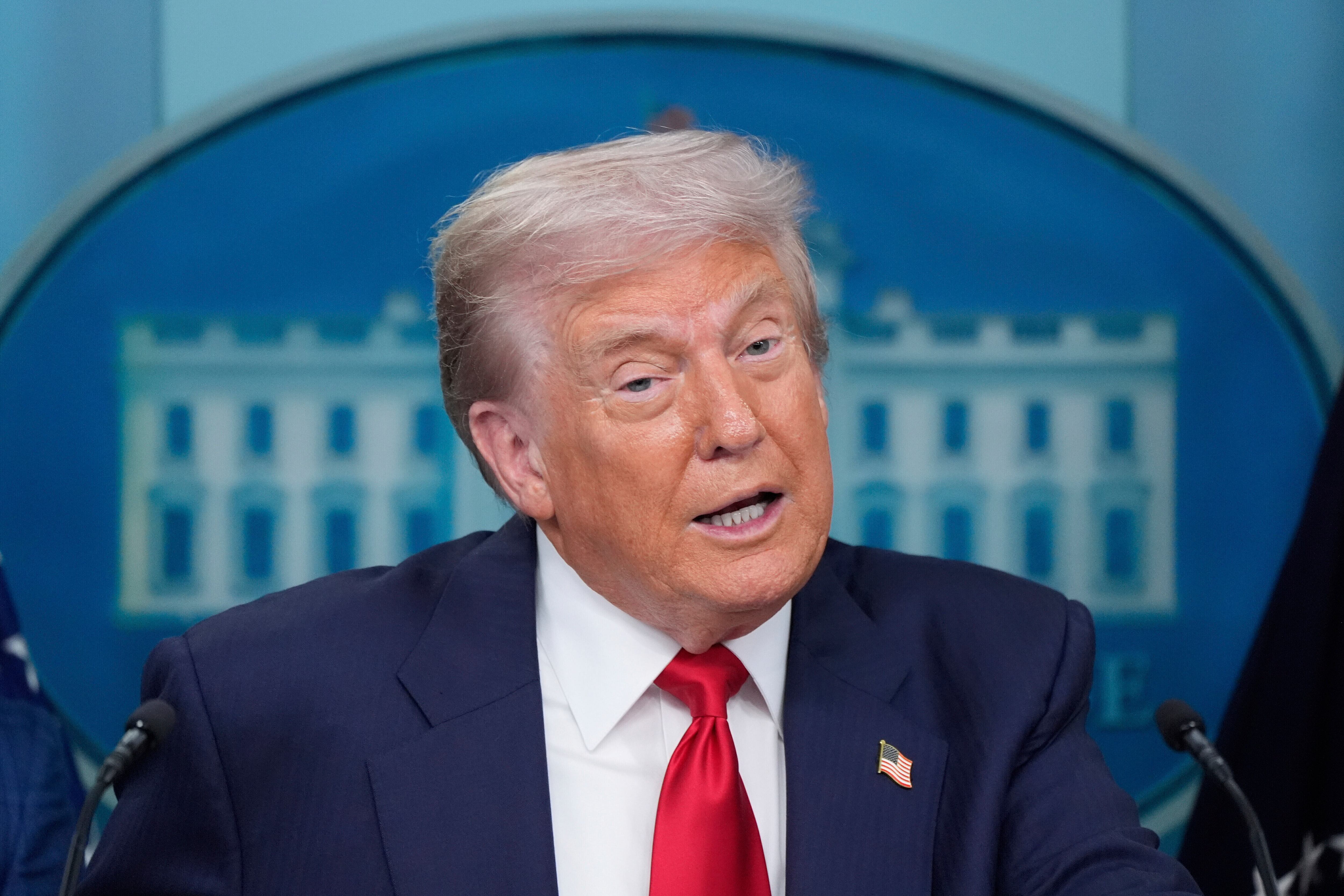 Donald Trump en la sala de prensa James Brady de la Casa Blanca