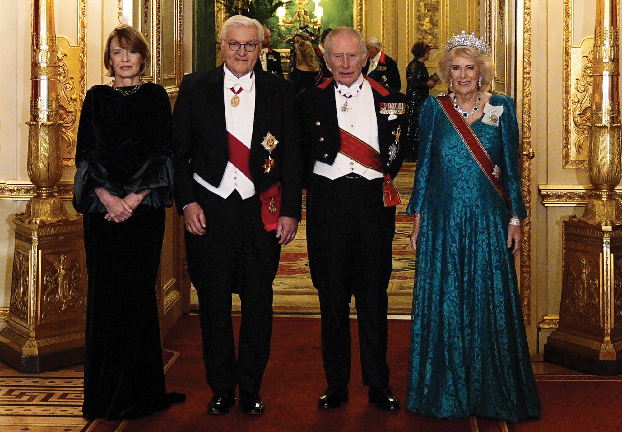 Los reyes Carlos y Camilla posan con el presidente de Alemania, Frank-Walter Steinmeier, y su mujer, Elke Budenbender, antes del banquete en el castillo de Windsor, el 3 de diciembre pasado. Fue uno de los eventos de la agenda oficial de la primera visita de Estado que hizo Alemania a Reino Unido en 27 años
