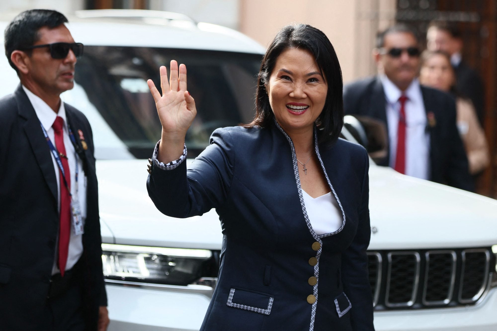 La presidenta electa de Perú, Keiko Fujimori, saluda a su llegada al Ministerio de Relaciones Exteriores para las reuniones bilaterales con delegaciones extranjeras previas a su toma de posesión en Lima el 27 de julio de 2026