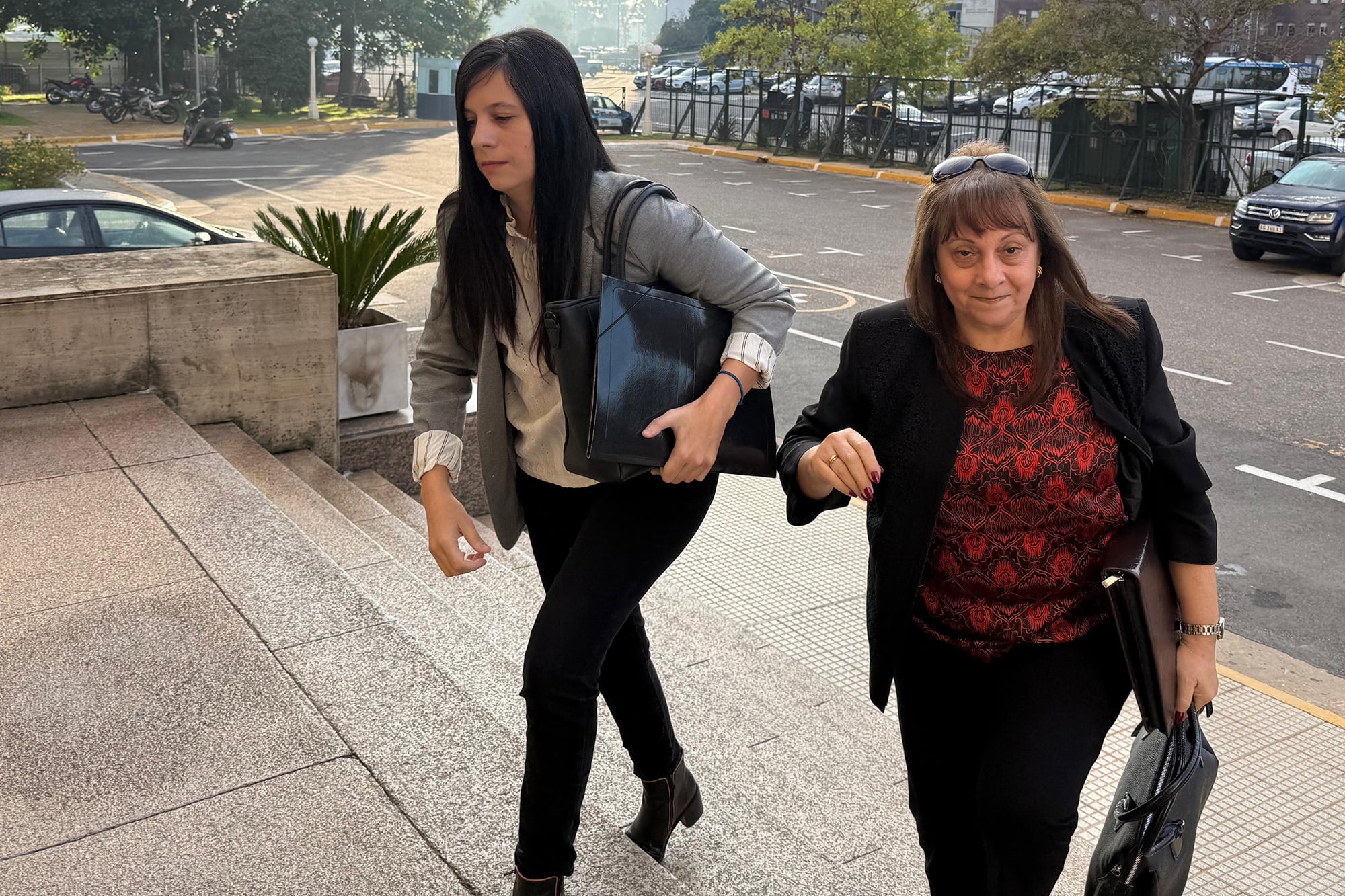Victoria Cancio y su madre, la comisaria retirada Graciela Molina, declararon en los tribunales de Comodoro Py en la causa por el préstamo de 100.000 dólares a Manuel Adorni