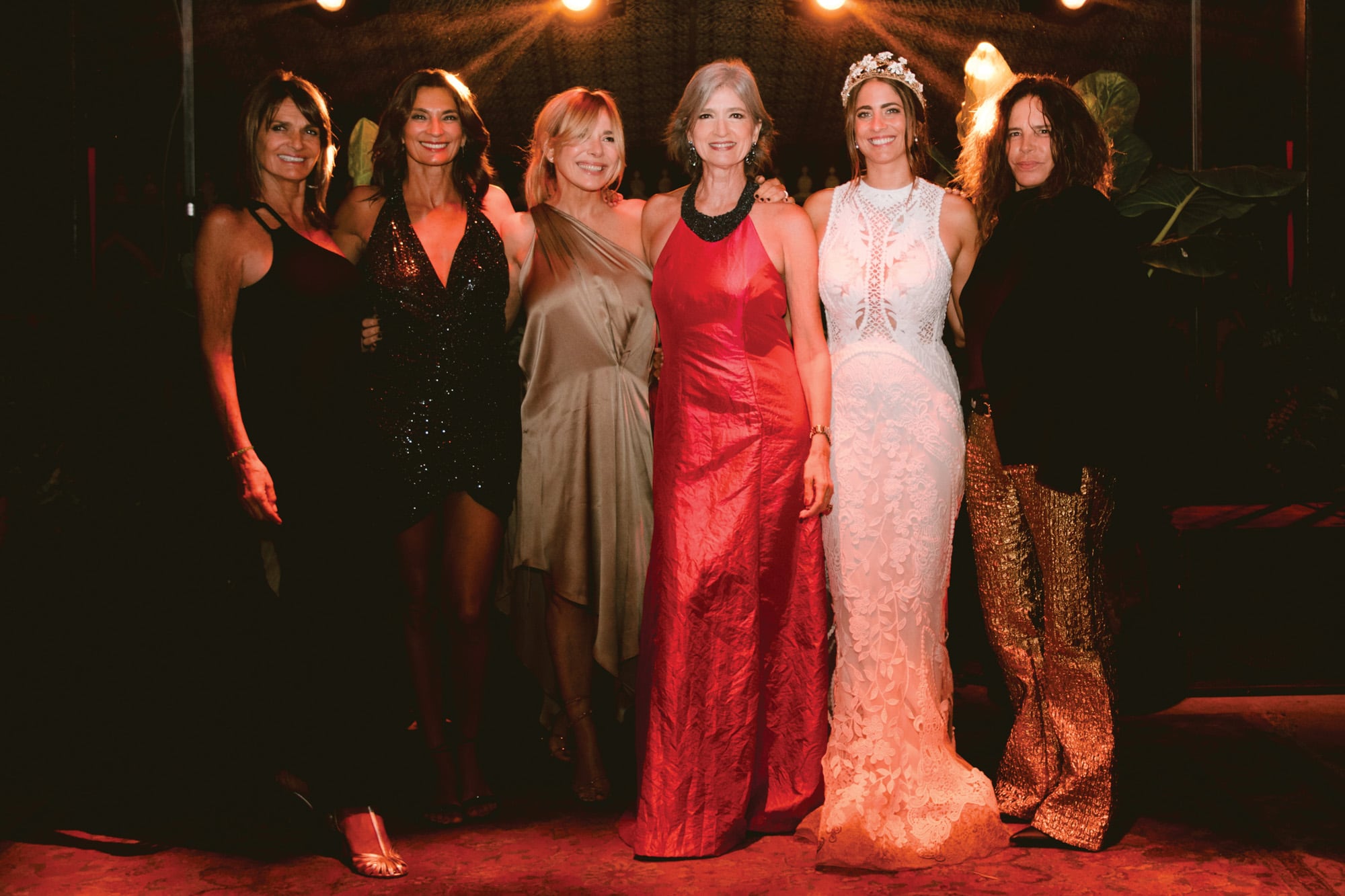 La novia con su suegra y amigas: Teresa Calandra, Mariana Arias, Grace Ratto y Mary Vigil.