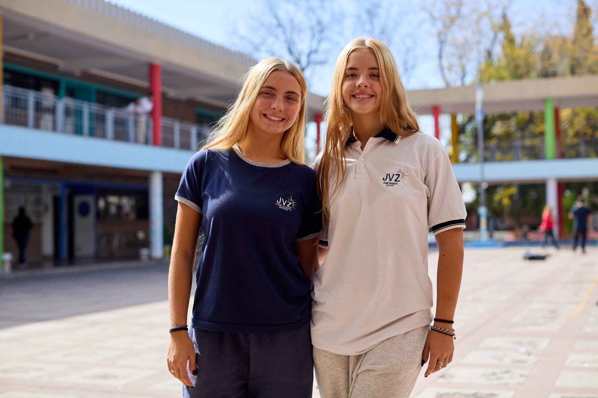 Emma Fernández (de blanco) y Catalina Seguy (azul), presidenta y vicepresidenta del centro de estudiantes.