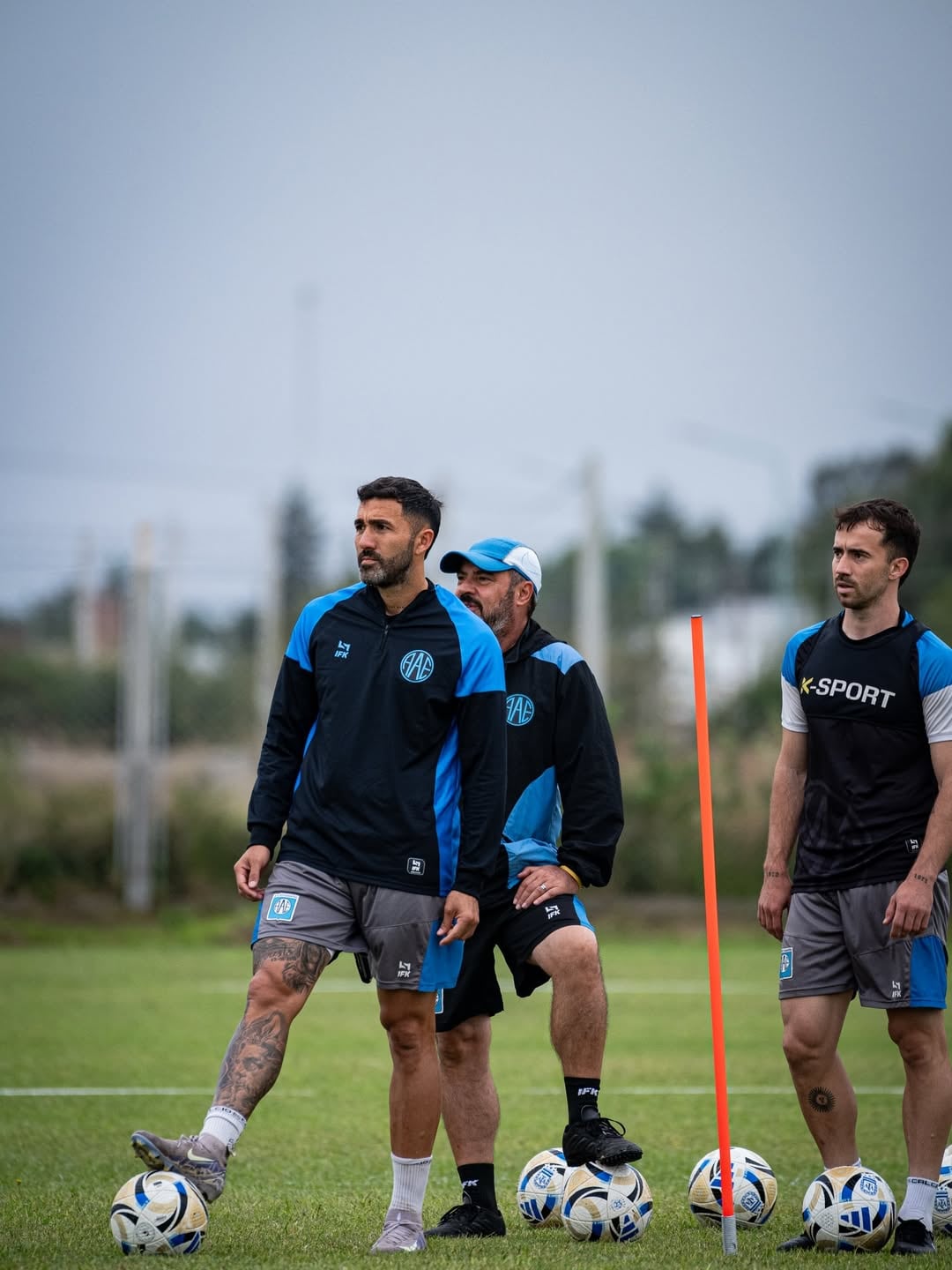 Los futbolistas de Estudiantes de Río Cuarto, el segundo peor equipo del siglo XXI en sumatoria de puntos, durante una práctica