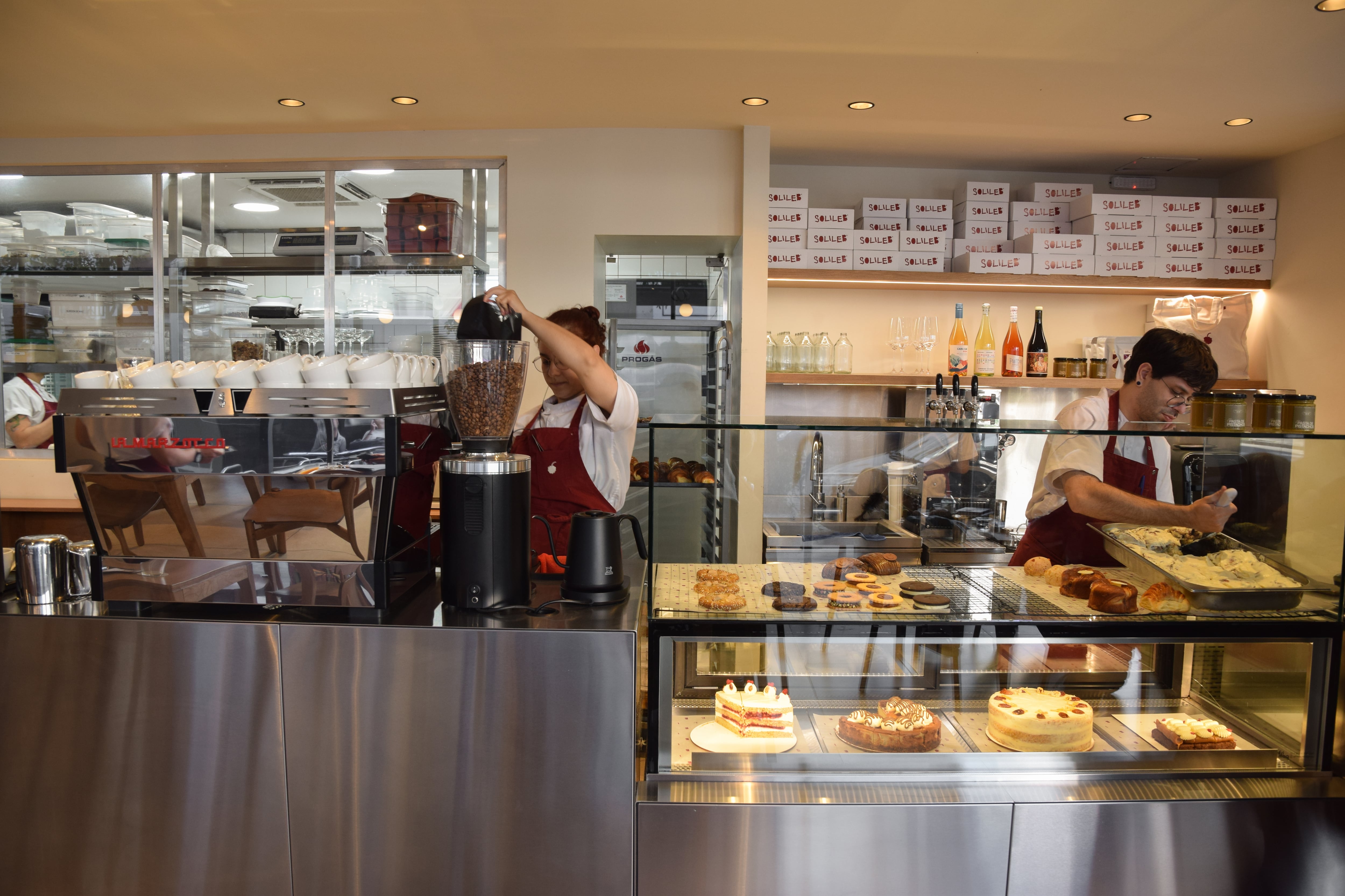 En el mostrador se exhiben tortas imperdibles como la de pistacho, frambuesa y chocolate blanco, carrot cake y marquise