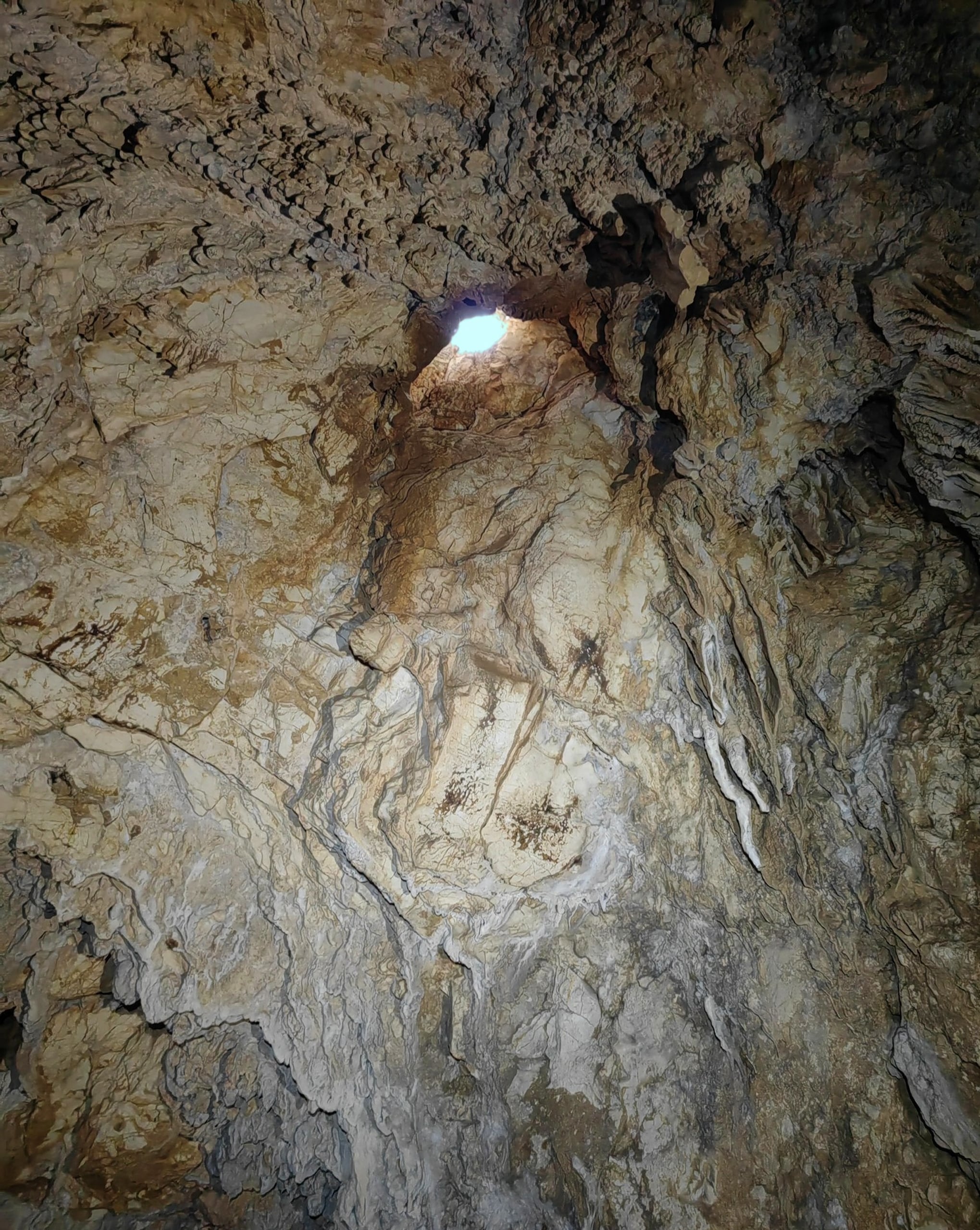 Abertura en la cúpula natural de la denominada Cueva de las Ninfas
