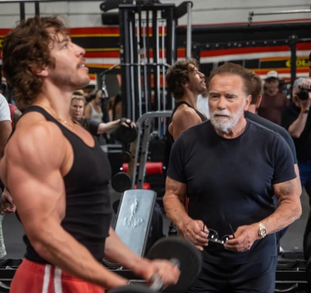 Arnold Schwarzenegger junto a su hijo