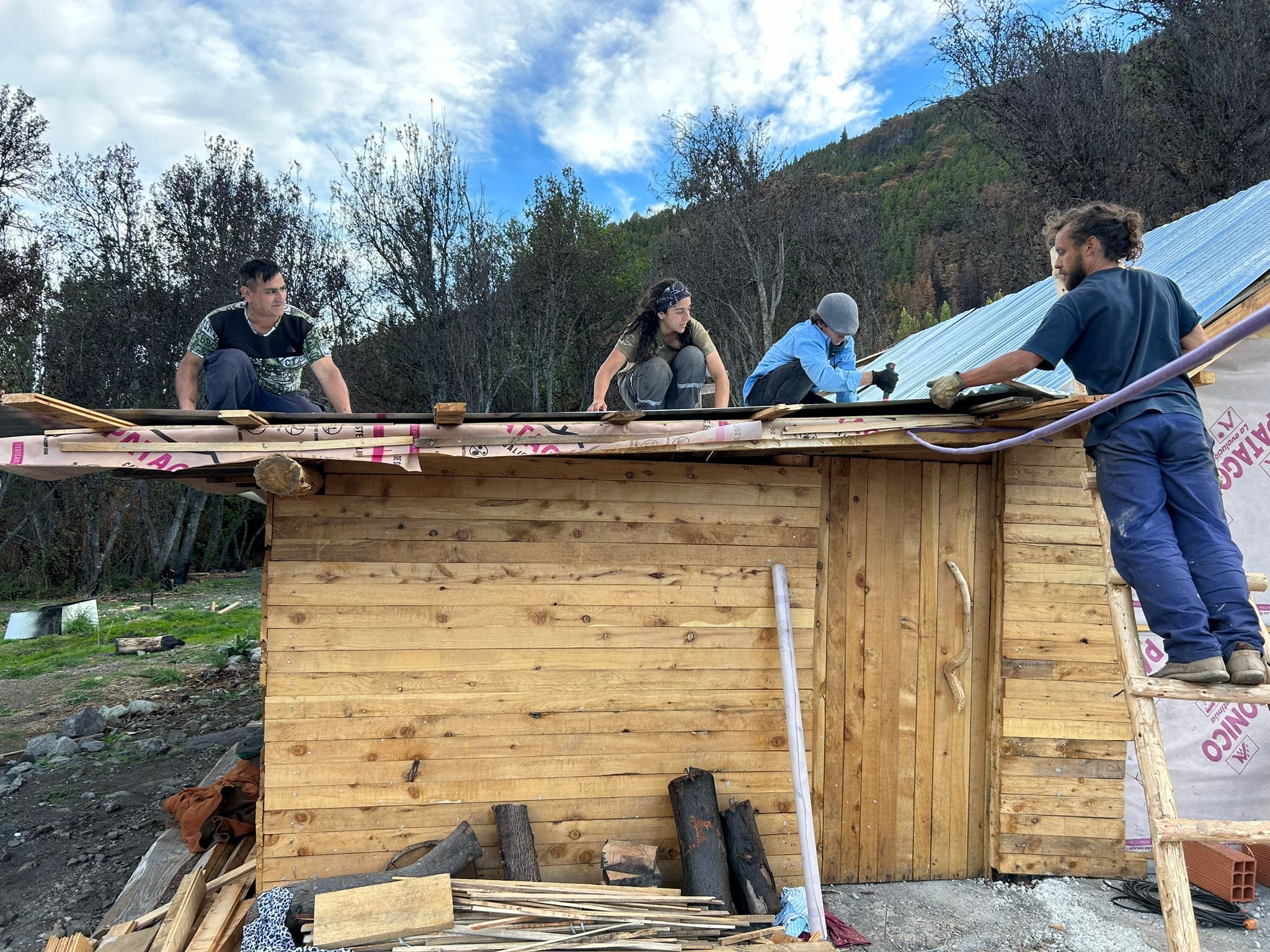 Los voluntarios de Reconstruyendo Epuyén en plena tarea de construcción de casas