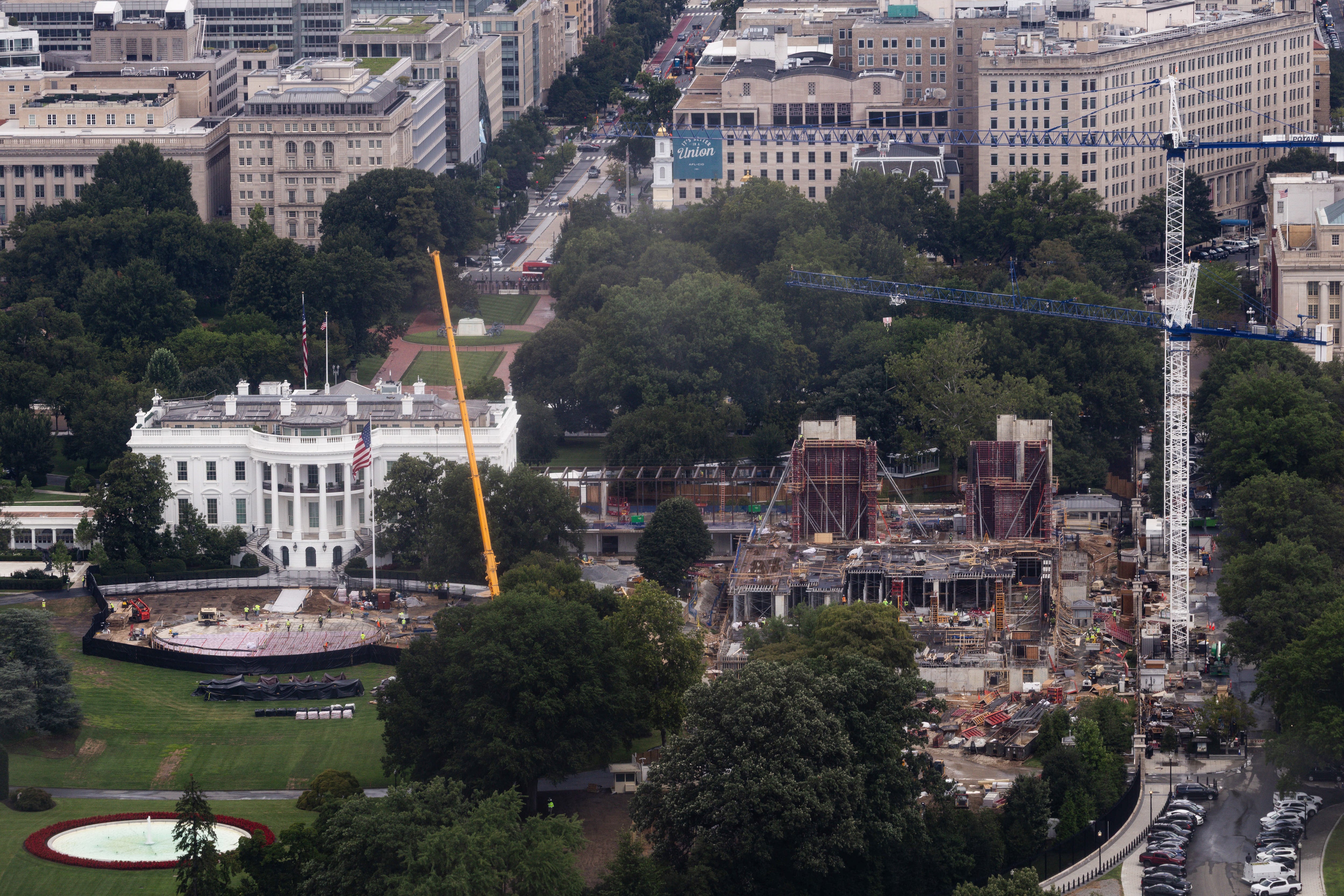 Trump suma otro revés legal: ordenan frenar la construcción del fastuoso salón de baile en la Casa Blanca