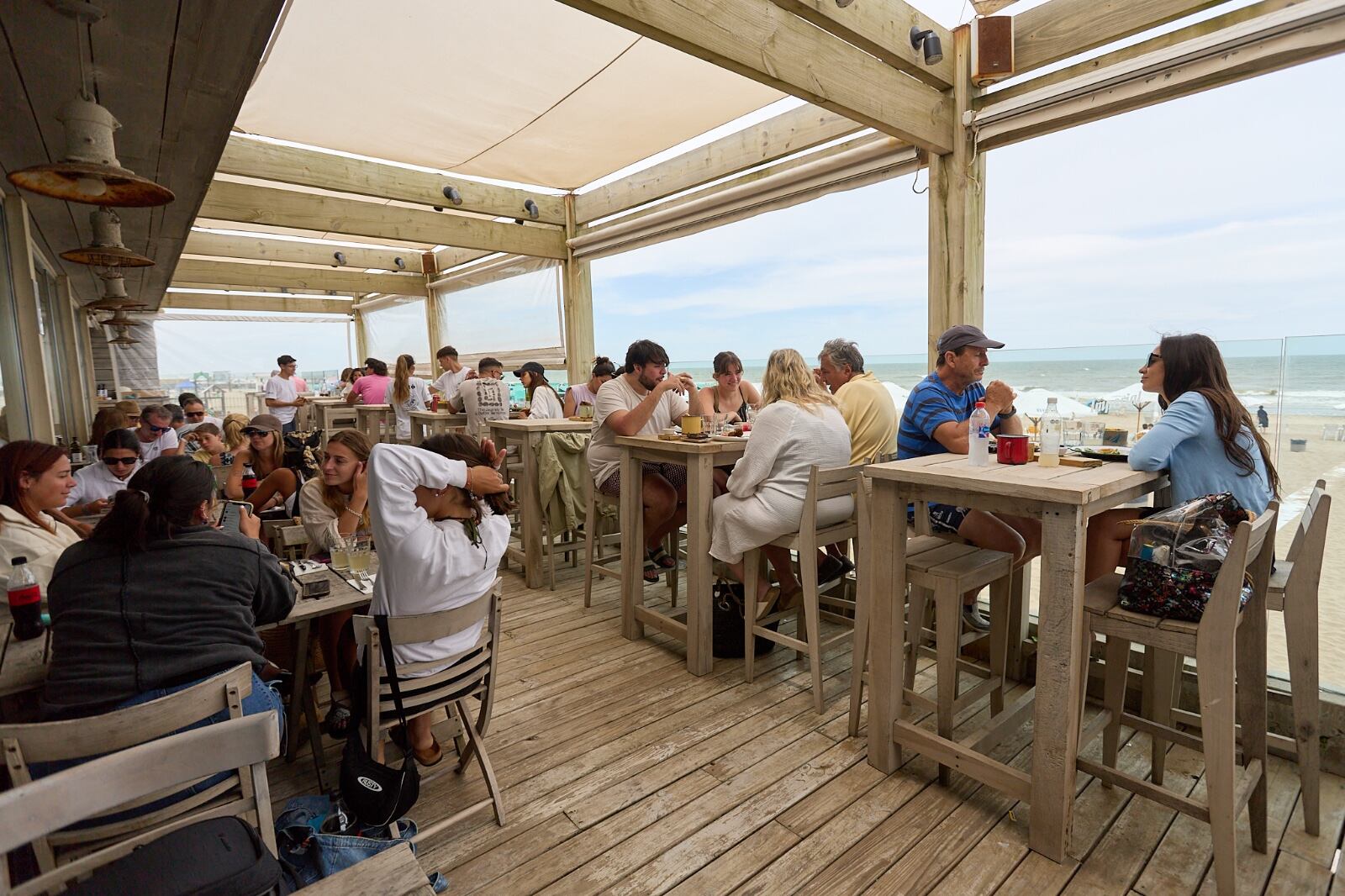 Rada Beach, una de las de cinco propuestas gastronómicas exclusivas para disfrutar la noche de Año Nuevo en Pinamar, con opciones que destacan por su ambiente sofisticado, menús gourmet y vistas únicas en la costa argentina
