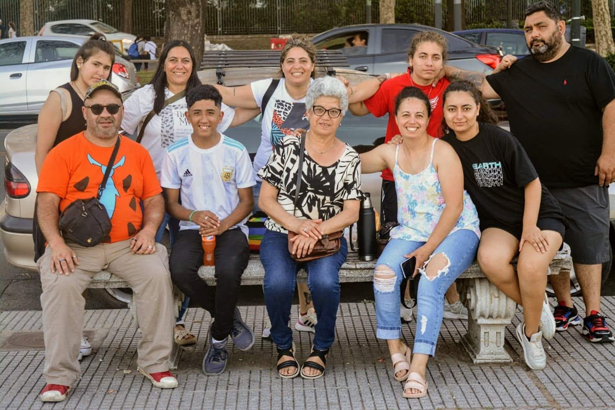 Nicolás, de naranja, y Sebastián, a su lado, en una salida con parte de su actual gran familia