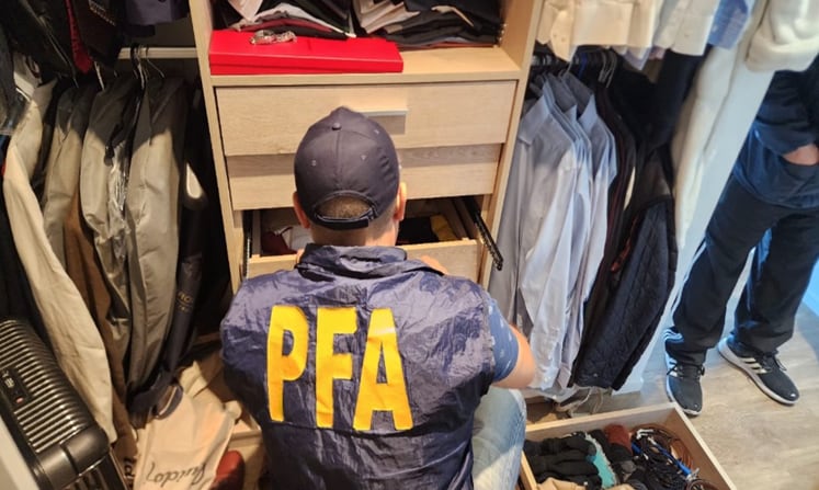 La Policía Federal en el vestidor de Ornella Calvete