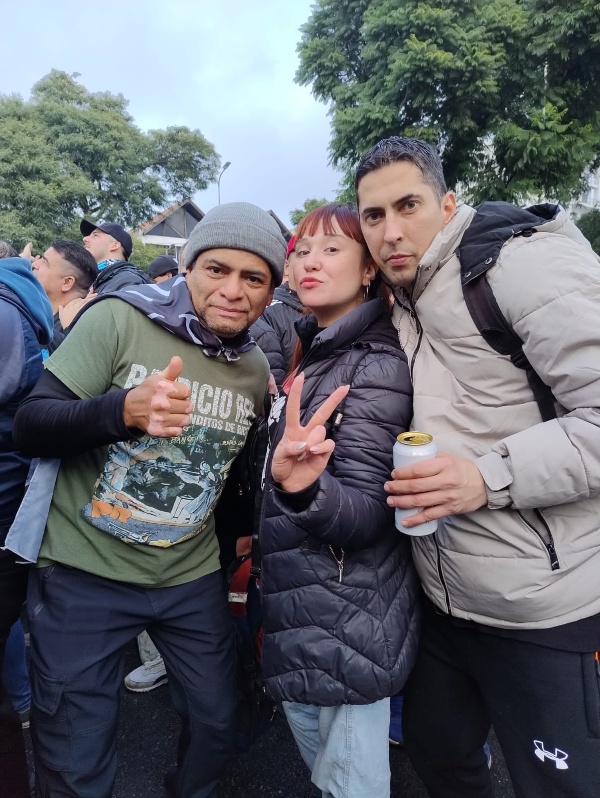 Abrieron las puertas del Polideportivo Gatica para que la multitud pueda despedir al Indio Solari en Villa Domínico