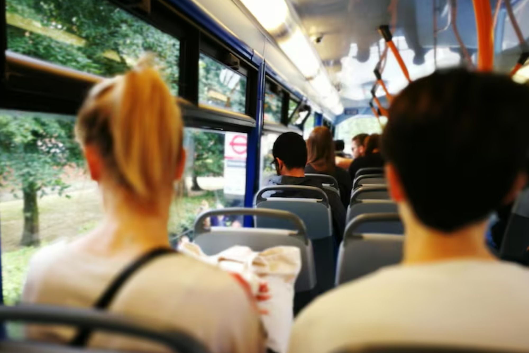 No es decoración: para qué sirven los puntos negros en las ventanas de los colectivos