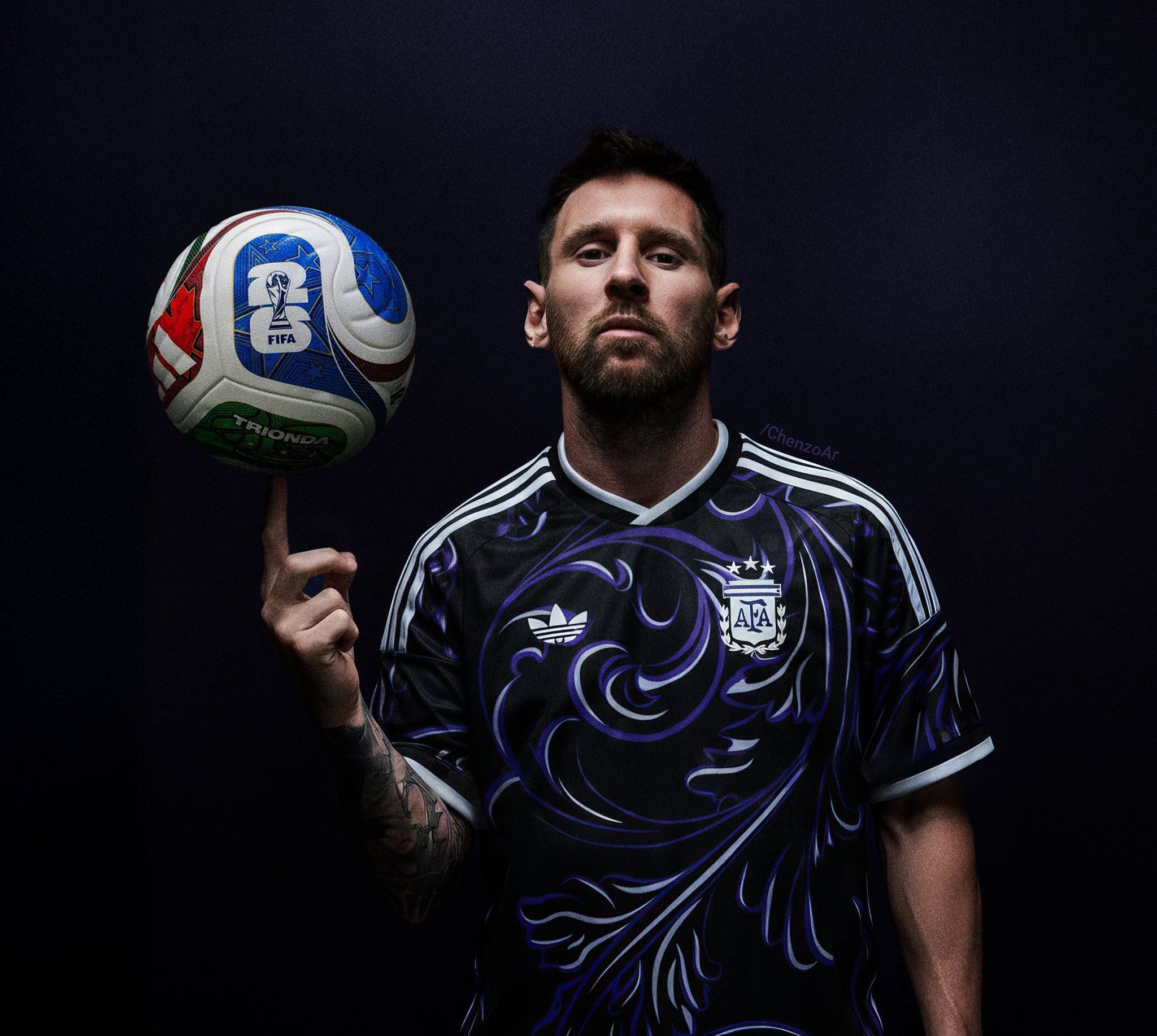 La peculiar camiseta suplente de Argentina, vestida por el capitán; la nueva pelota, Trinoda, sí fue presentada oficialmente por Adidas.