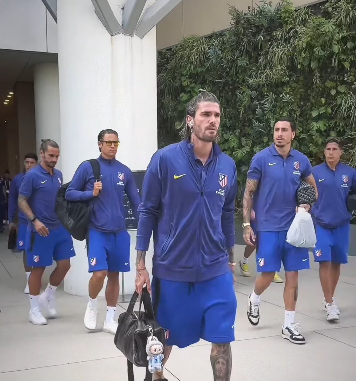 Rodrigo De Paul con su Labubu en el bolso