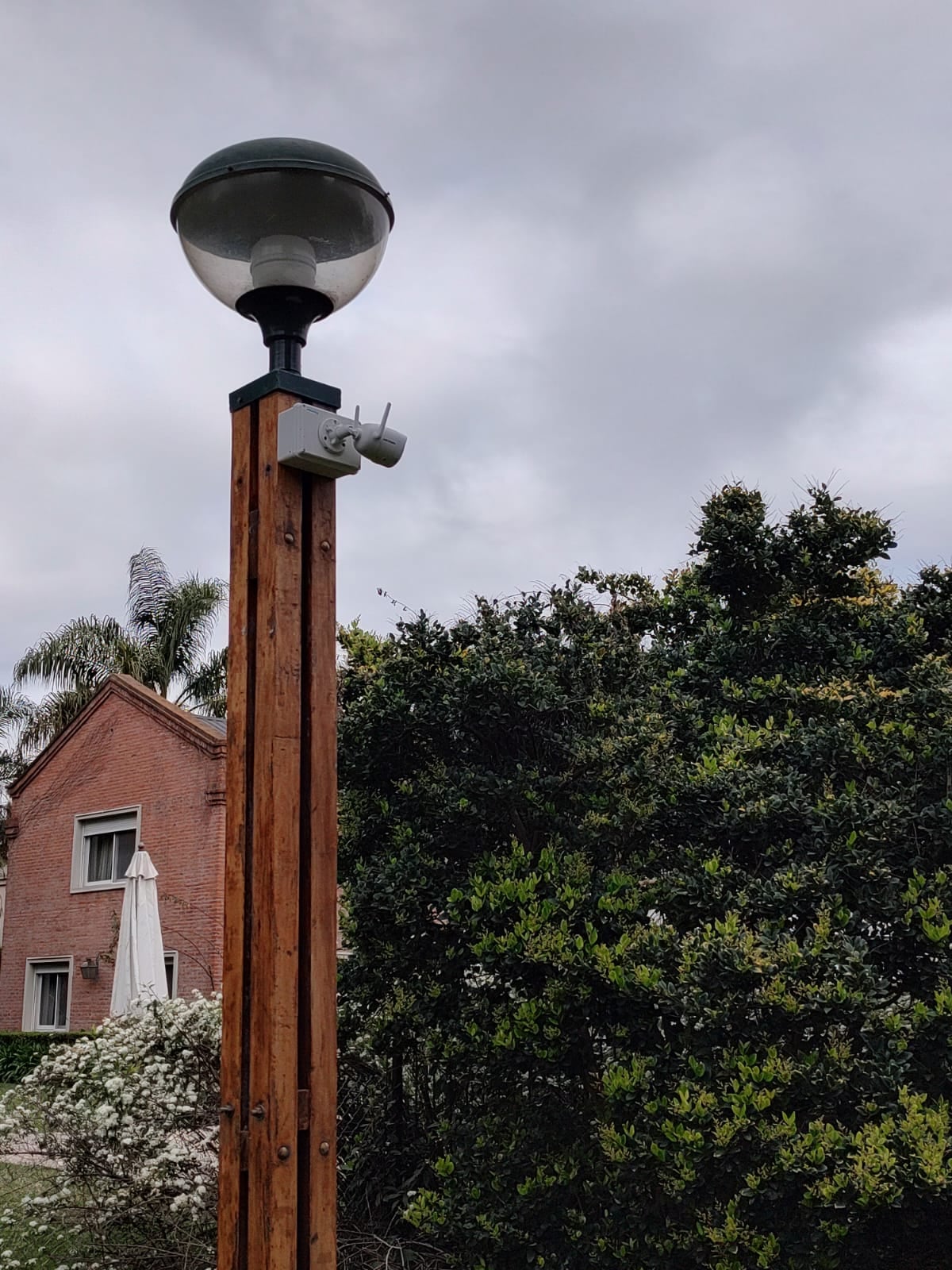 Las unidades de vigilancia con inteligencia artificial combinan micrófonos de alta precisión (Imagen ilustrativa)