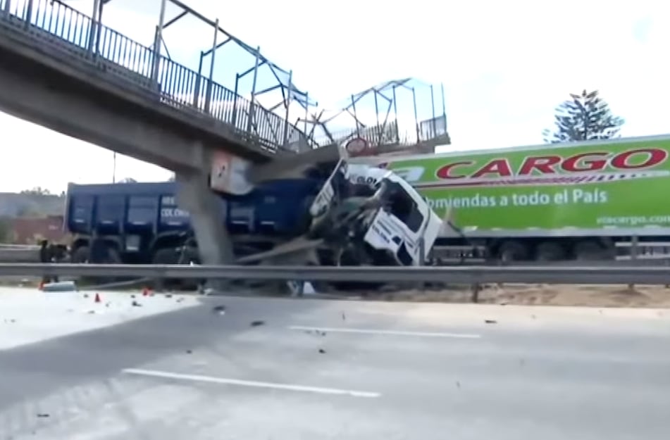 Perdió el control del camión en la Panamericana, chocó contra un puente y lo derribó.