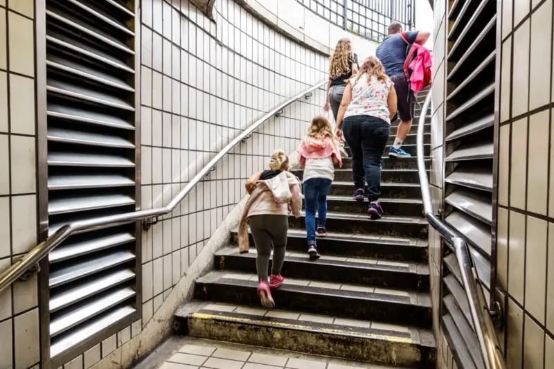 Los estudios sugieren que subir más de cinco tramos de escaleras al día se asocia con un menor riesgo de enfermedad cardiovascular