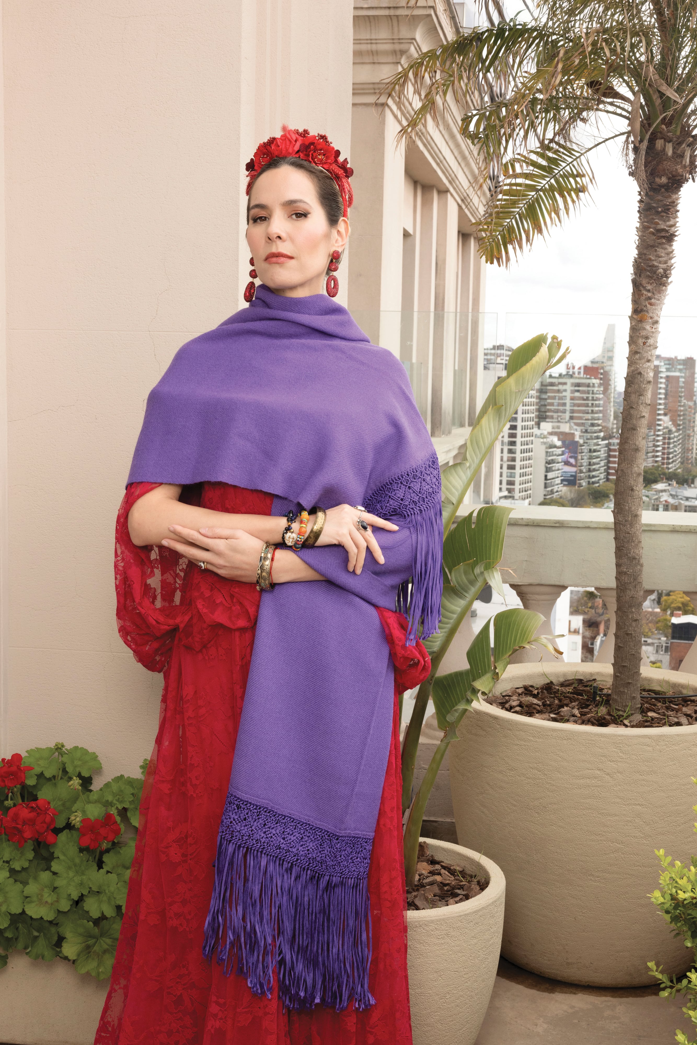 Acá, Elina Costantini con un chal que lleva la firma de la mexicana Carla Fernández. La diseñadora, nacida en Coyoacán, presentará su retrospectiva en el marco de la 4ta edición de la Semana de Alta Costura Argentina, que se inaugura el sábado 19 de este mes