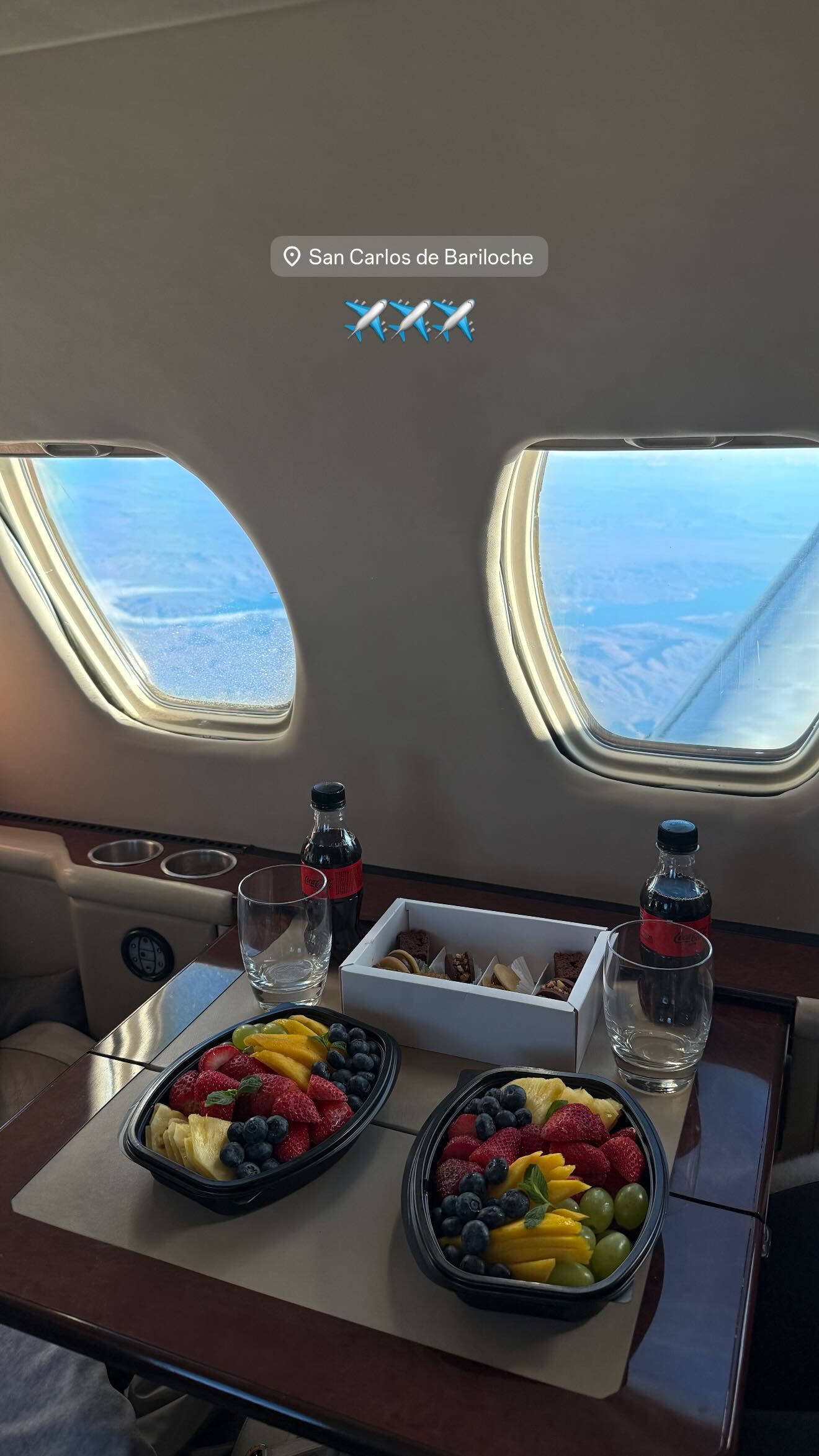 El menú saludable de Wanda Nara arriba del avión