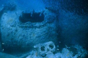 Mientras el barco era remolcado a aguas profundas para hundirlo como arrecife artificial, encalló y se rompió en una tormenta