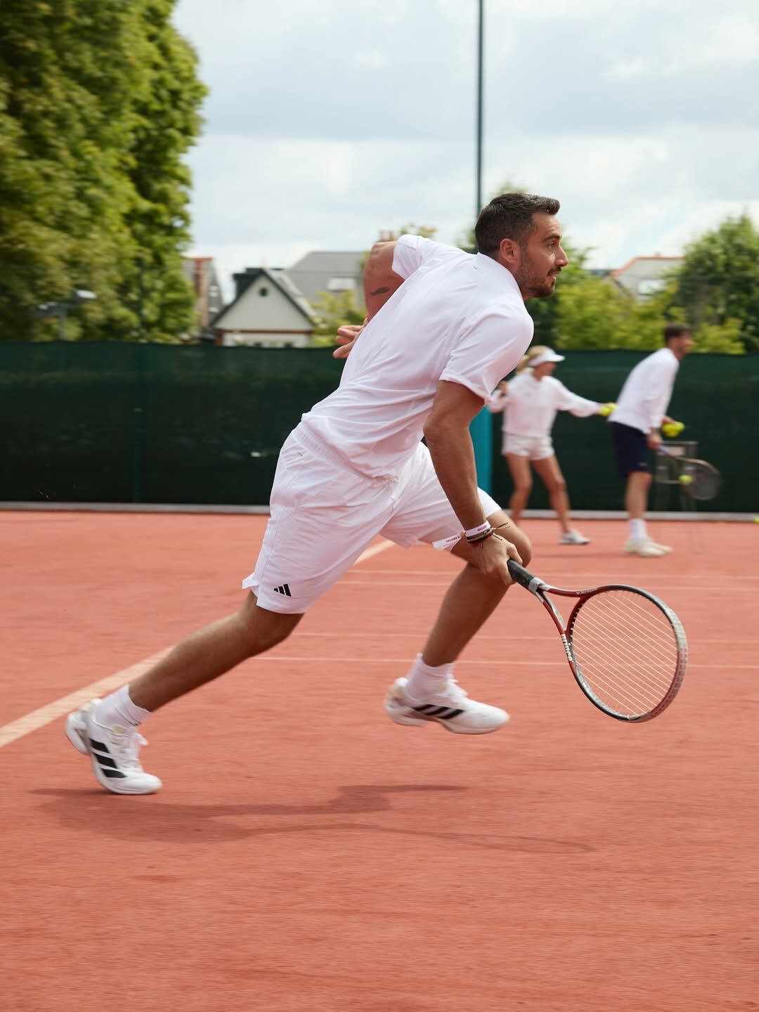 Nico Occhiato disputó un partido de tenis en el marco del torneo de Wimbledon en Londres