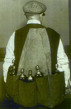 La Ley Seca fue aprobada en 1919 y comenzó a aplicarse en 1920 en Estados Unidos. Sus principales consecuencias fueron el aumento del contrabando de alcohol, el crecimiento de la mafia, la violencia y la corrupción. Fue derogada en 1933