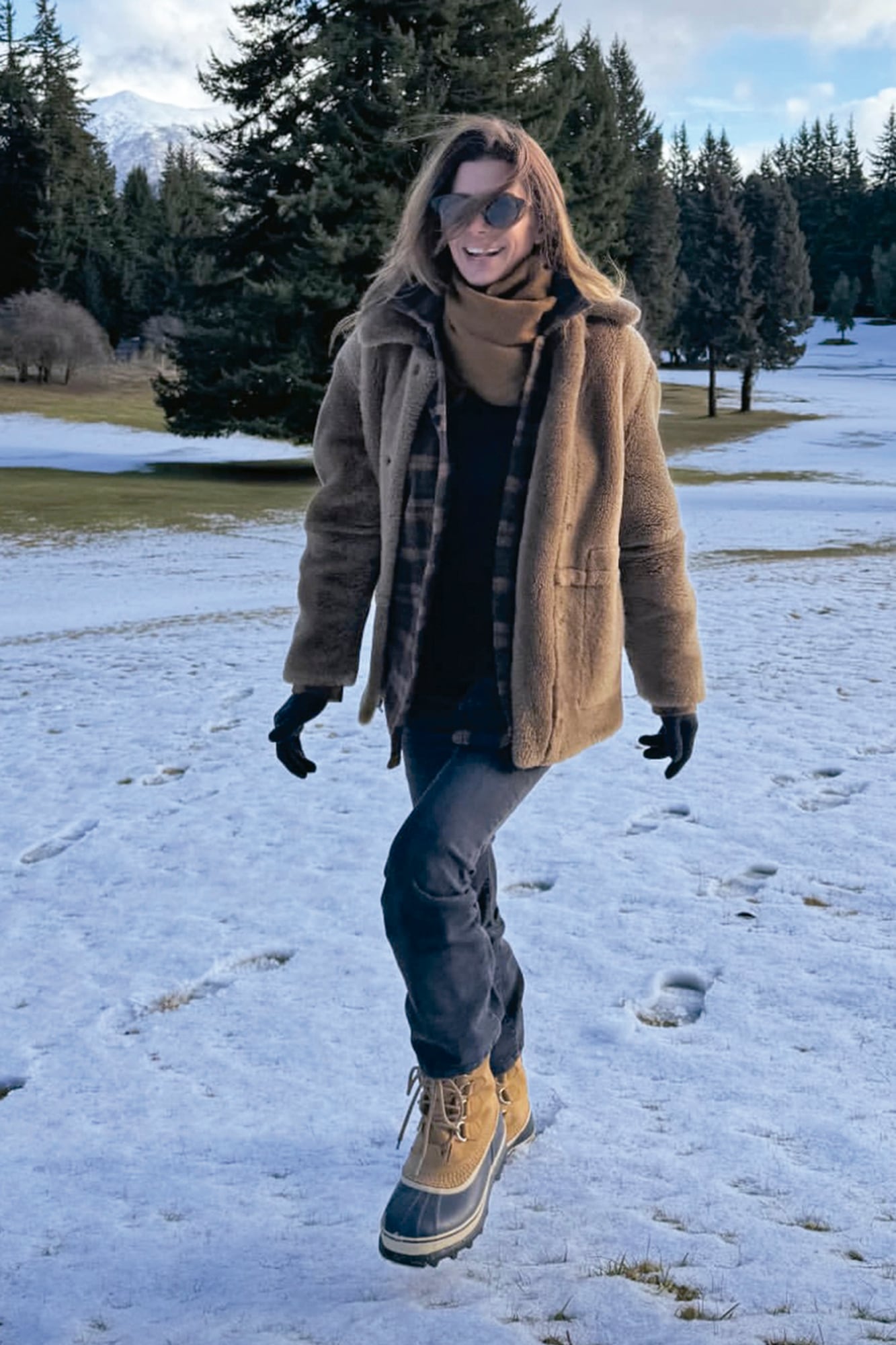 Siempre canchera, llevó camisa leñadora, abrigo de piel y bufanda a tono. Completó con botas de nieve y anteojos