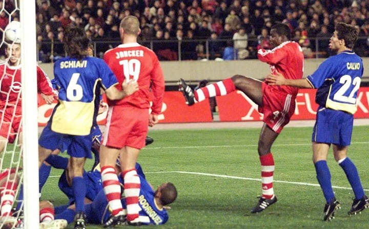 El gol de Samuel Kuffour en la final de 2001