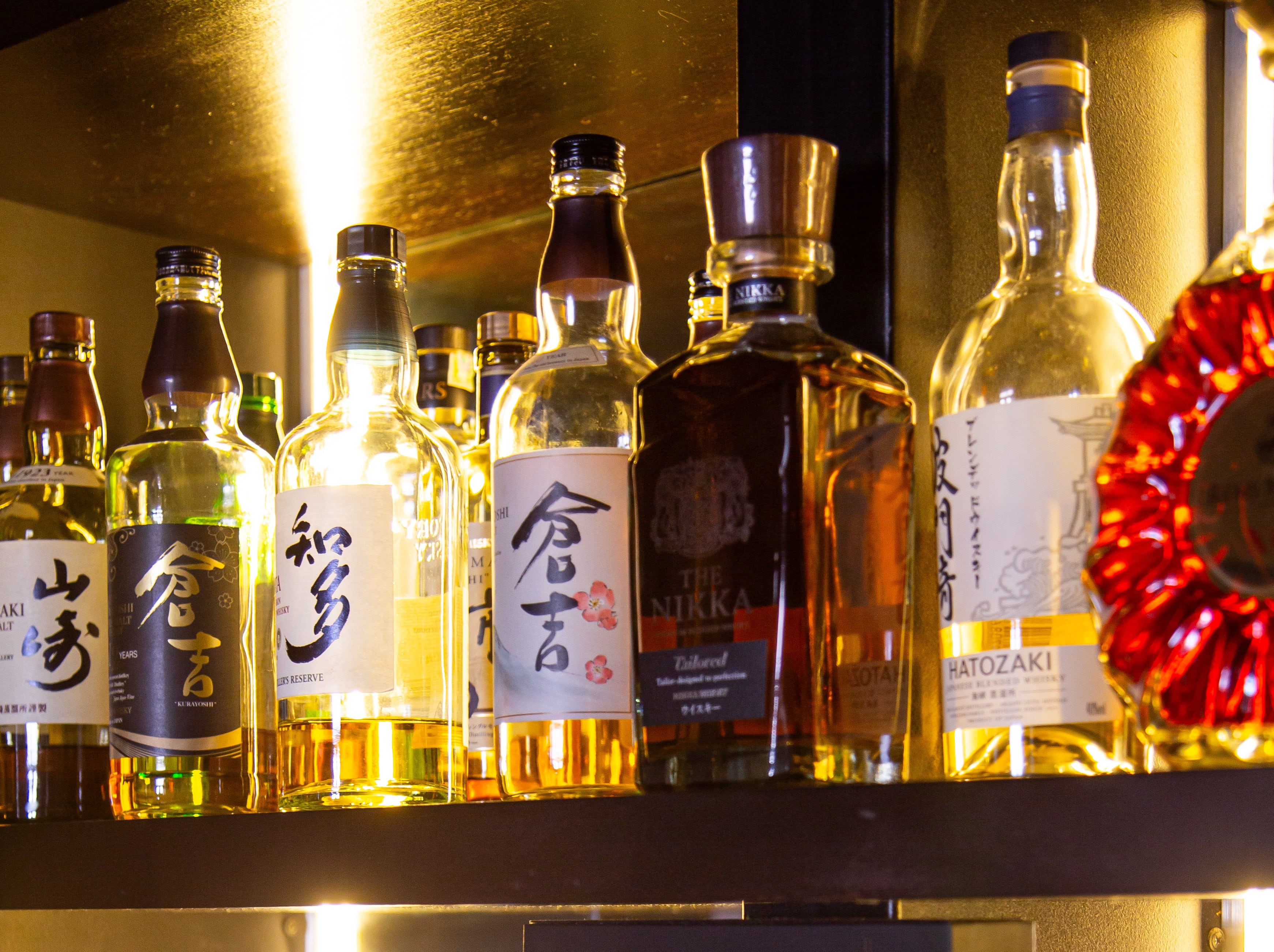La barra con una gran selección de whiskies