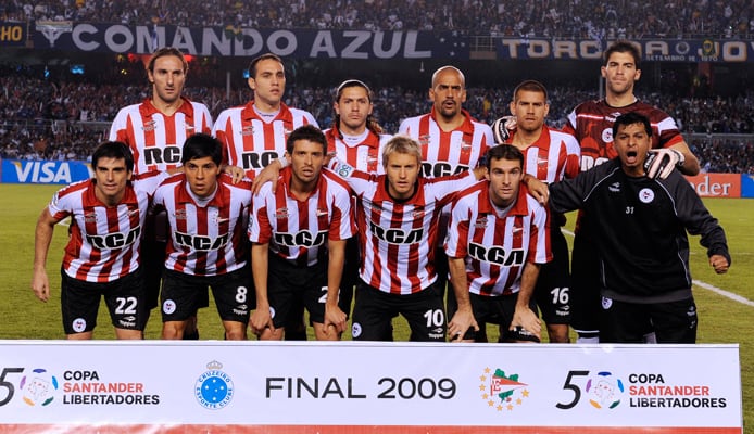 El equipo de Estudiantes que salió a jugar la segunda final de la Copa Libertadores 2009 contra Cruzeiro, en Brasil