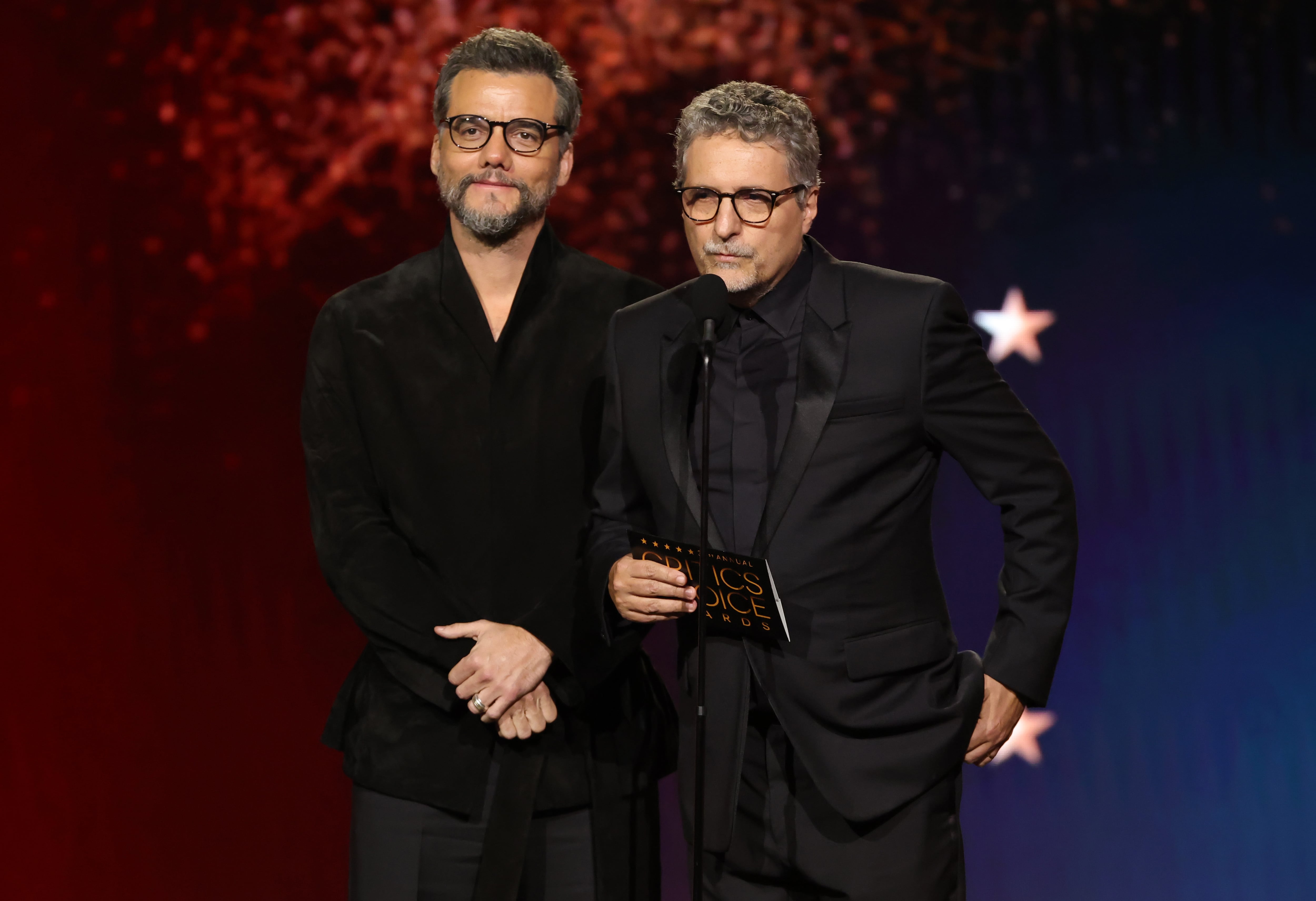 Moura y Mendonça Filho presentan el premio Critics Choice a la mejor película en enero pasado