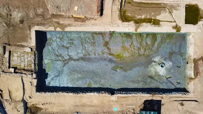 Una de las piscinas halladas tiene una extensión de 28 metros de largo × 10 metros de ancho