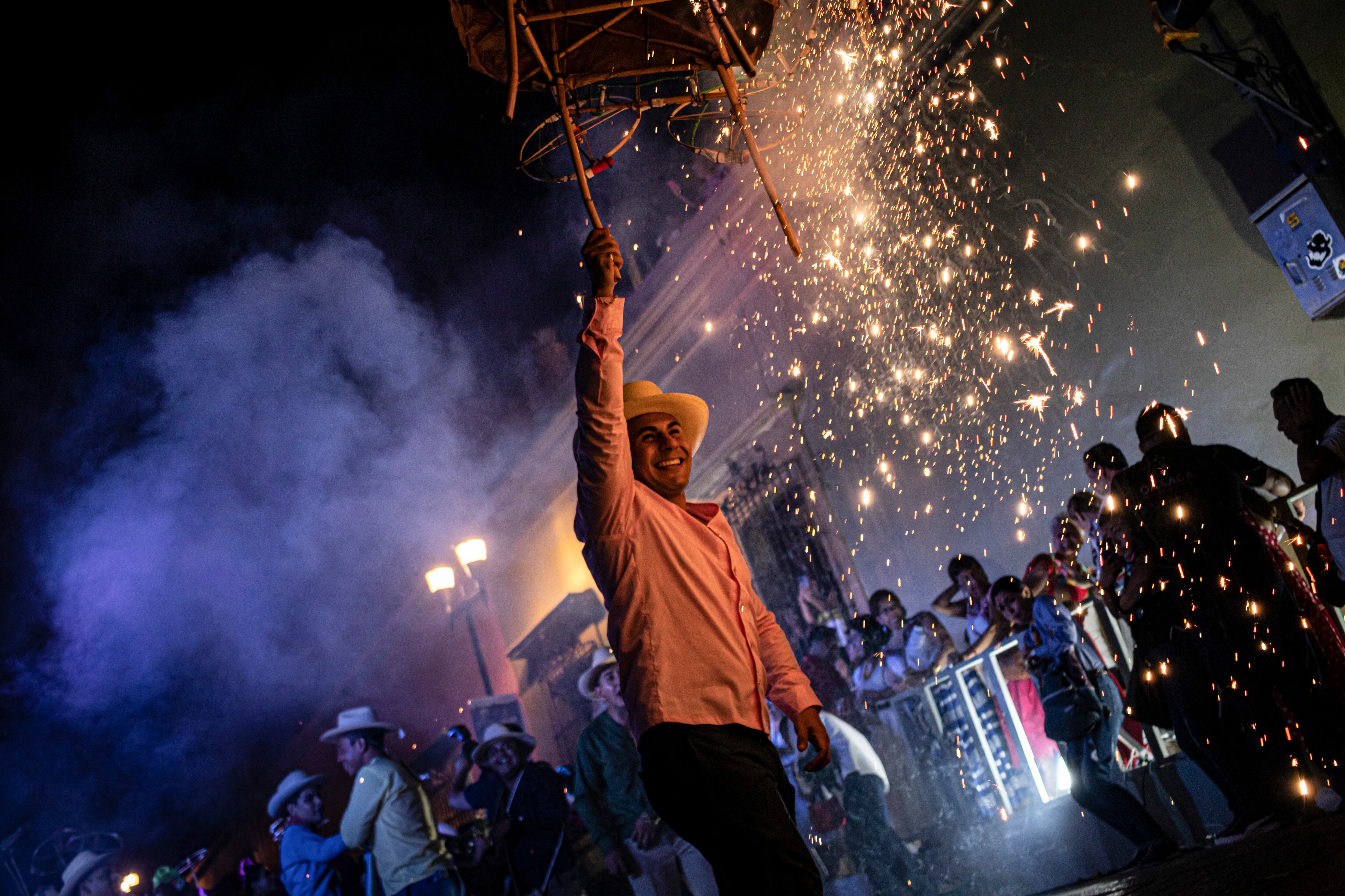 En el desfile se prohibirá la música en volúmenes excesivos y el uso de pirotecnia fuera de las zonas designadas (AP Foto/María Alférez)