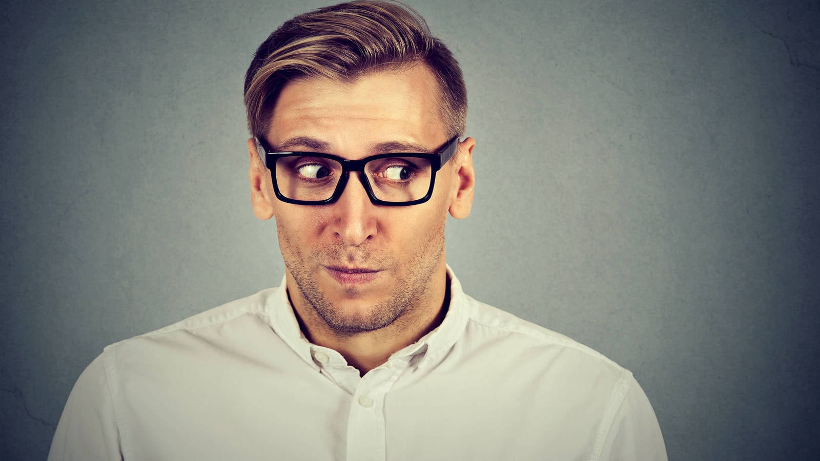 Qué significa que una persona desvíe la mirada al hablar, según la psicología 6 La ciencia detrás de nuestros gestos inconscientes y su impacto en las interacciones diarias