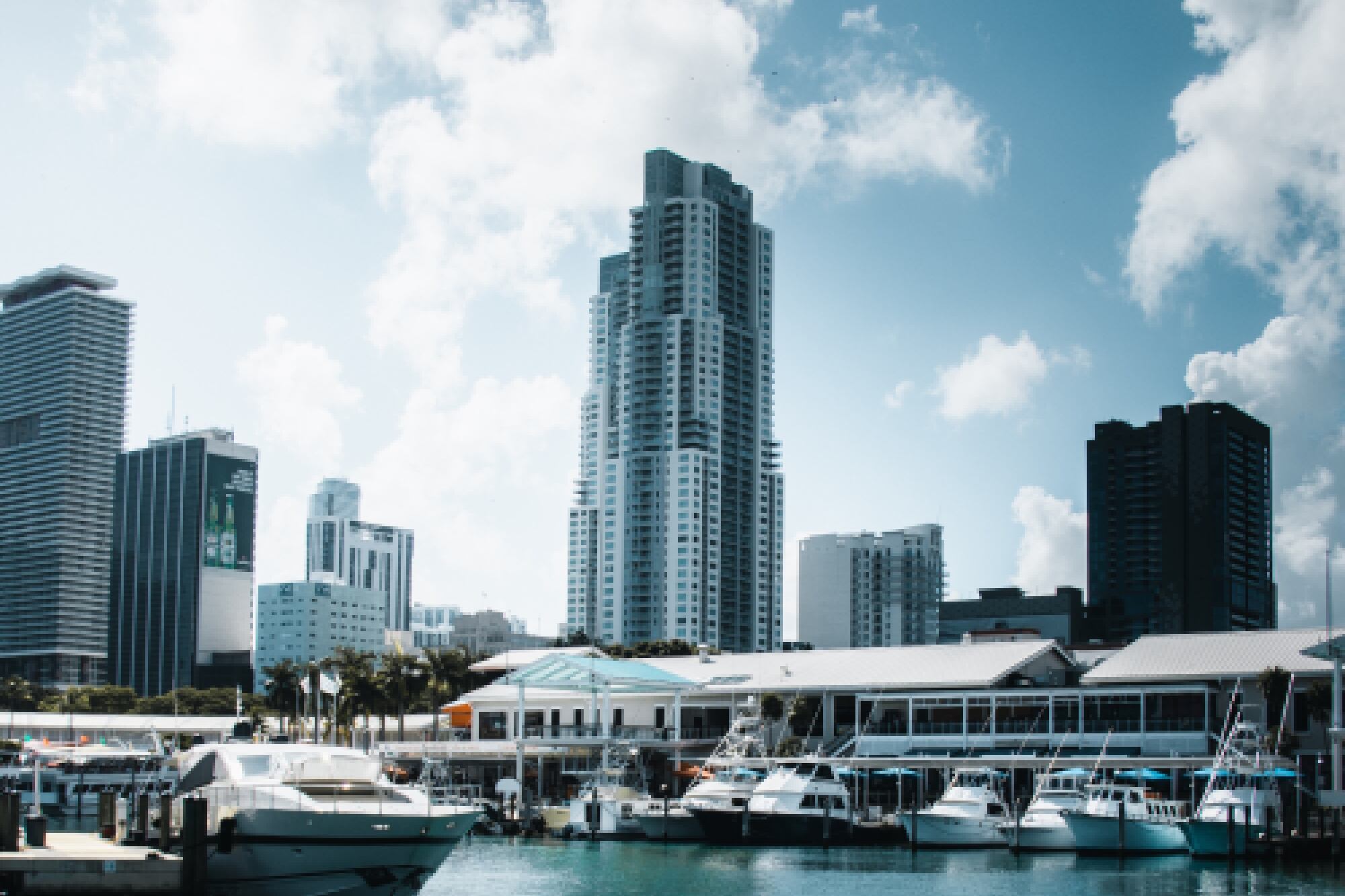 Cada vez más personas están interesadas en vivir en Florida, lo que ha provocado una mayor tasa de inflación