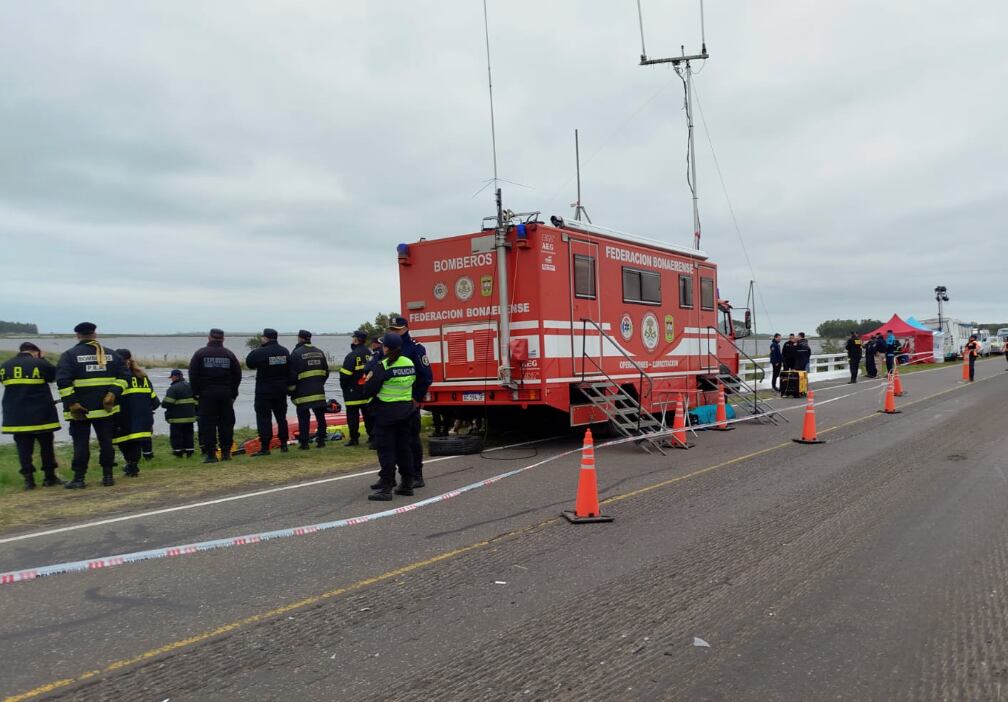 Detallaron que el sistema de Bomberos Voluntarios proporcionó al operativo de búsqueda la cantidad 12 unidades (camiones, camionetas y Unidad Comando) más siete unidades de transporte náutico (semirrigidos, lanchas y botes), elementos de búsqueda, drones y equipamiento de comunicación
