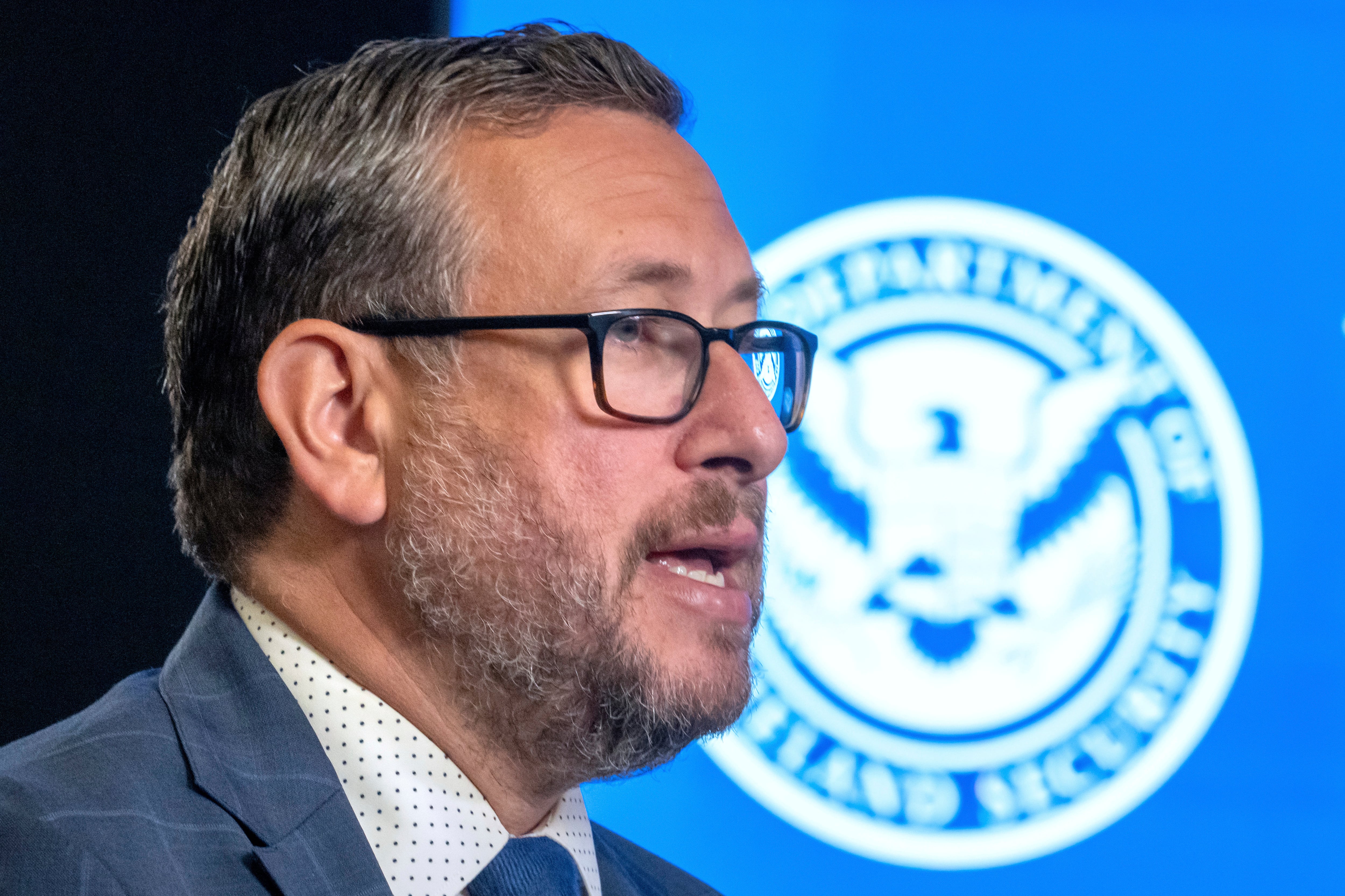 El director del Uscis, Joseph Edlow, sostuvo que la modificación permitirá concentrar los recursos de la agencia en casos legítimos (AP Foto/Mark Schiefelbein)