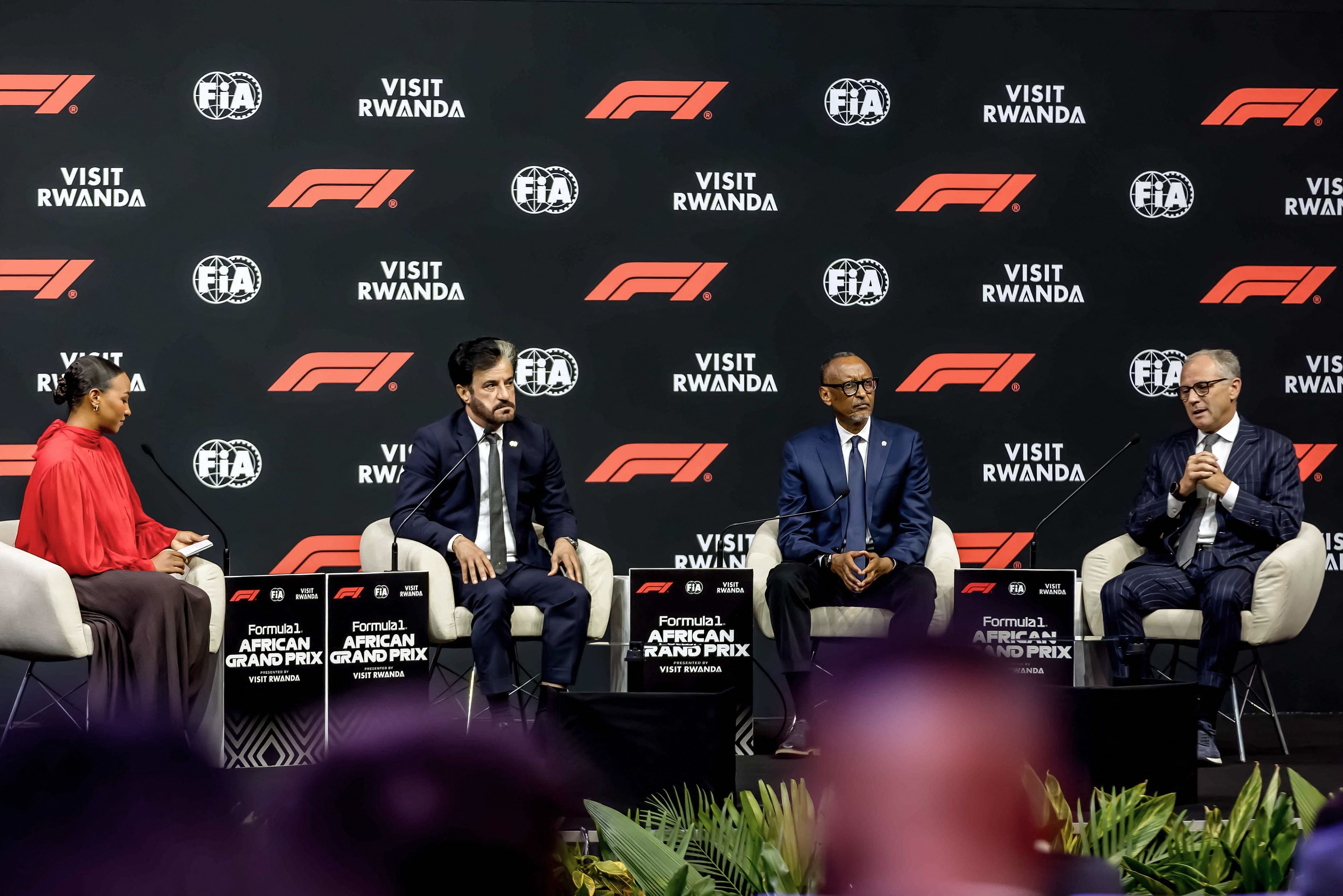 El presidente de la FIA Mohammed Ben Sulayem, el presidente de Uganda, Paul Kagame Y el CEO de la Fórmula 1 Group Stefano Domenicali conversan durante la presentación de Ruanda como sede africana para la Fórmula 1 desde 2030 (Photo by Jean Baptiste Nkurunziza / AFP)