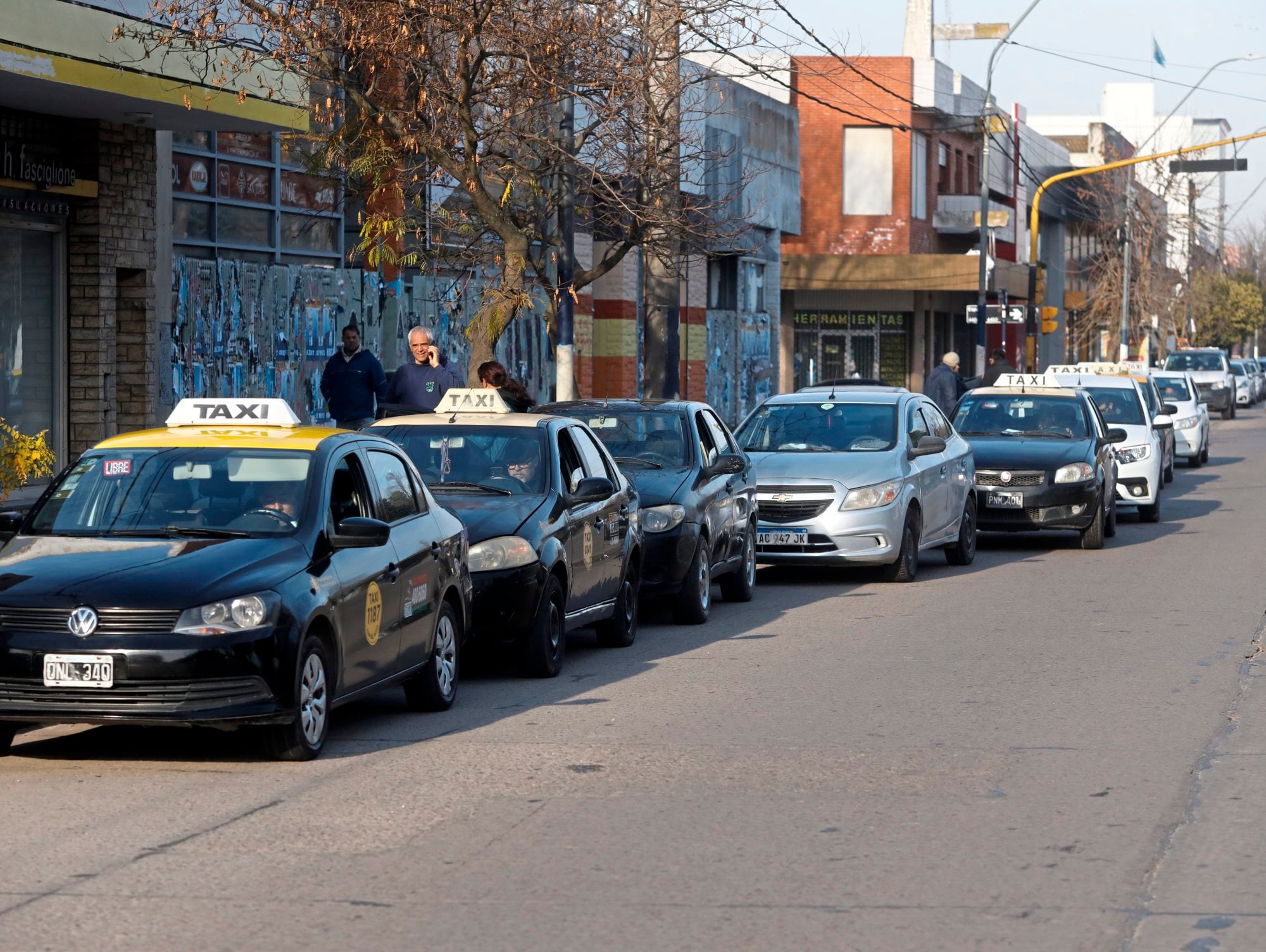 Un grupo de ocho taxistas demanda a las apps de viajes y reclama $848.000.000 en indemnización