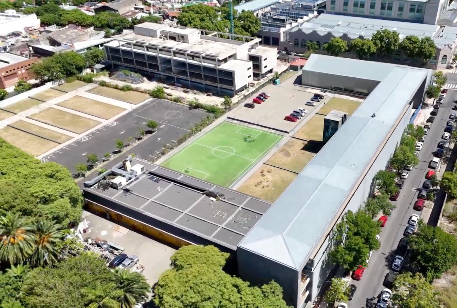 Venden un terreno de casi una manzana en un barrio histórico de la ciudad 8 El lote, de 9617 m2, tiene salida por tres calles: Los Patos, Lavarden y Profesor Doctor Pedro Chutro