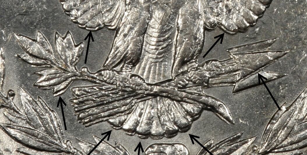 La duplicación es particularmente visible en las plumas de la cola del águila heráldica del reverso