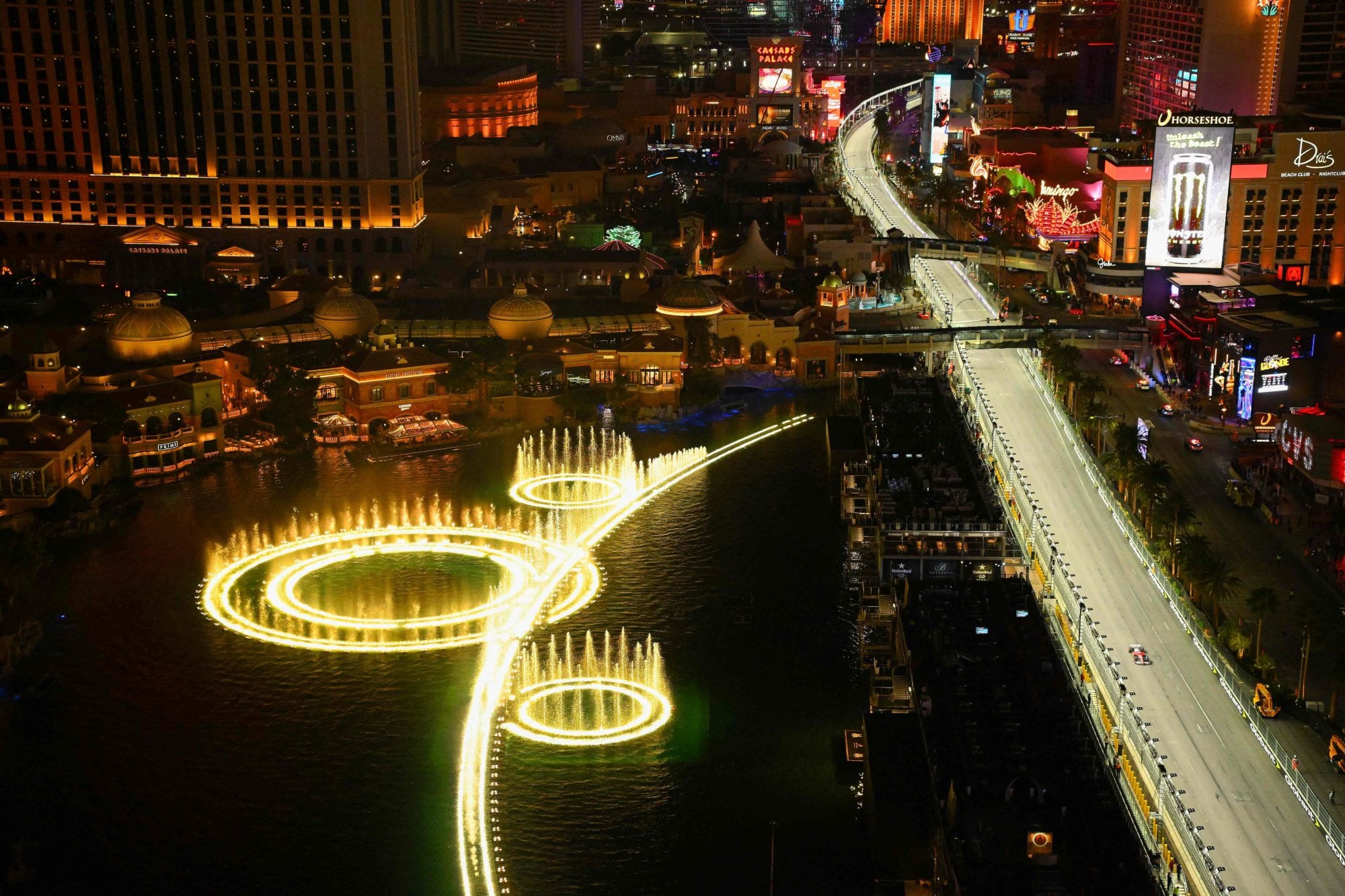 Las Vegas llama la atención por sus luces y su colorido, pero la pista es de un asfalto resbaladizo y volvió a tener una riesgosa alcantarilla suelta.