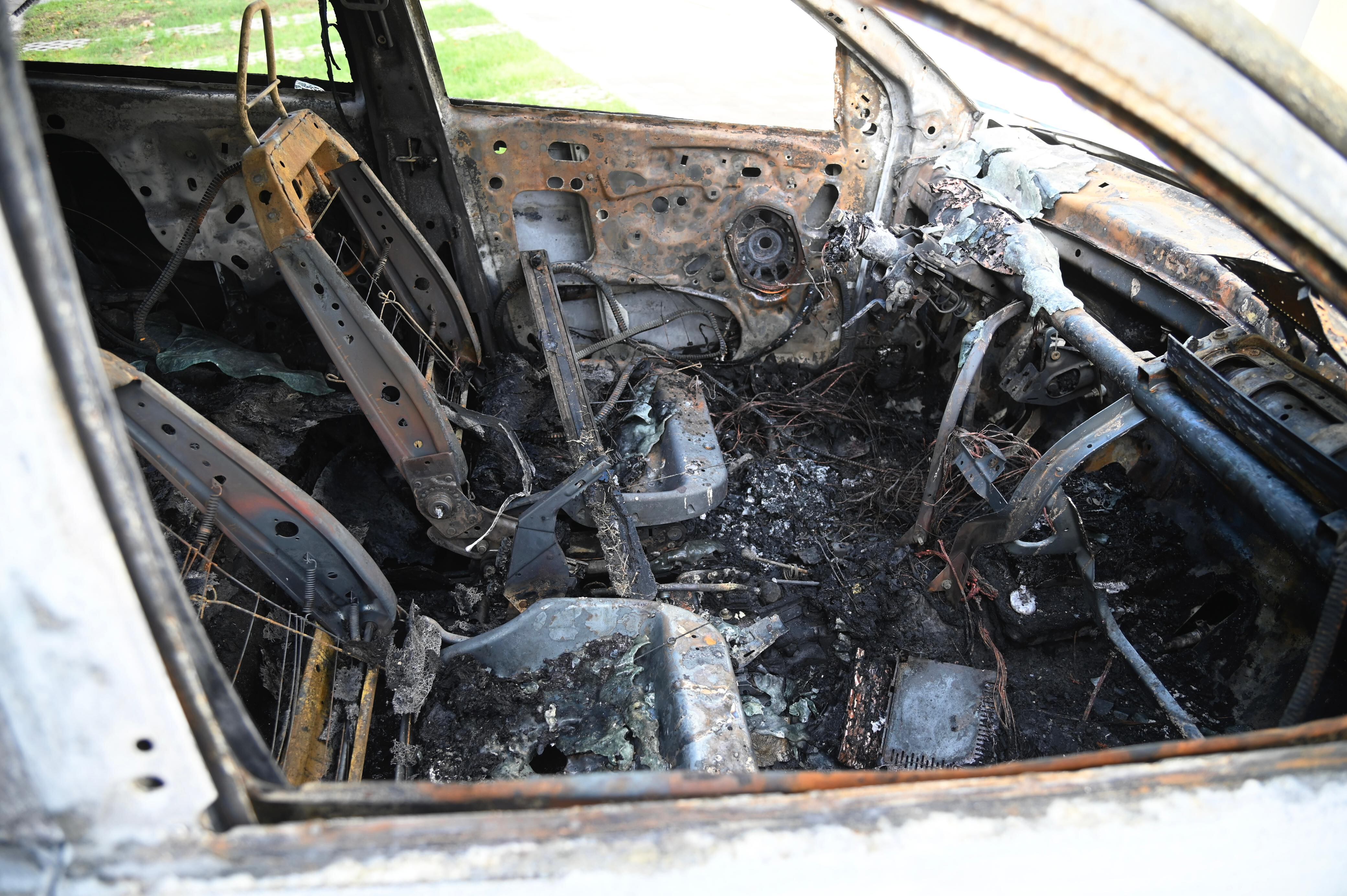 Incendiaron 13 autos en distintas zonas de Rosario y dejaron una nota amenazante contra Bullrich y Pullaro