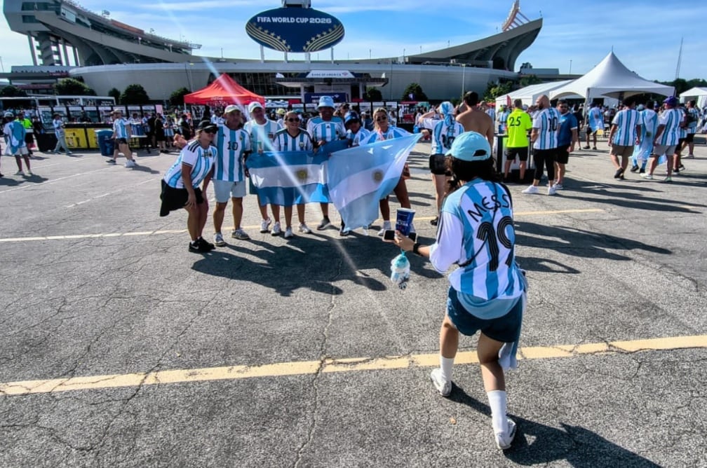 Hinchas de la selección argentina en la entrada al estadio Arrowhead de Kansas City