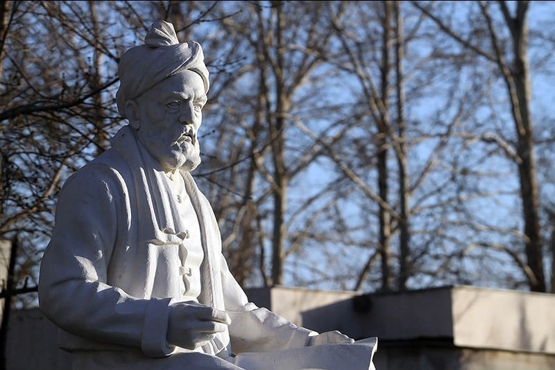 La estatua de Ferdowsi en Teherán