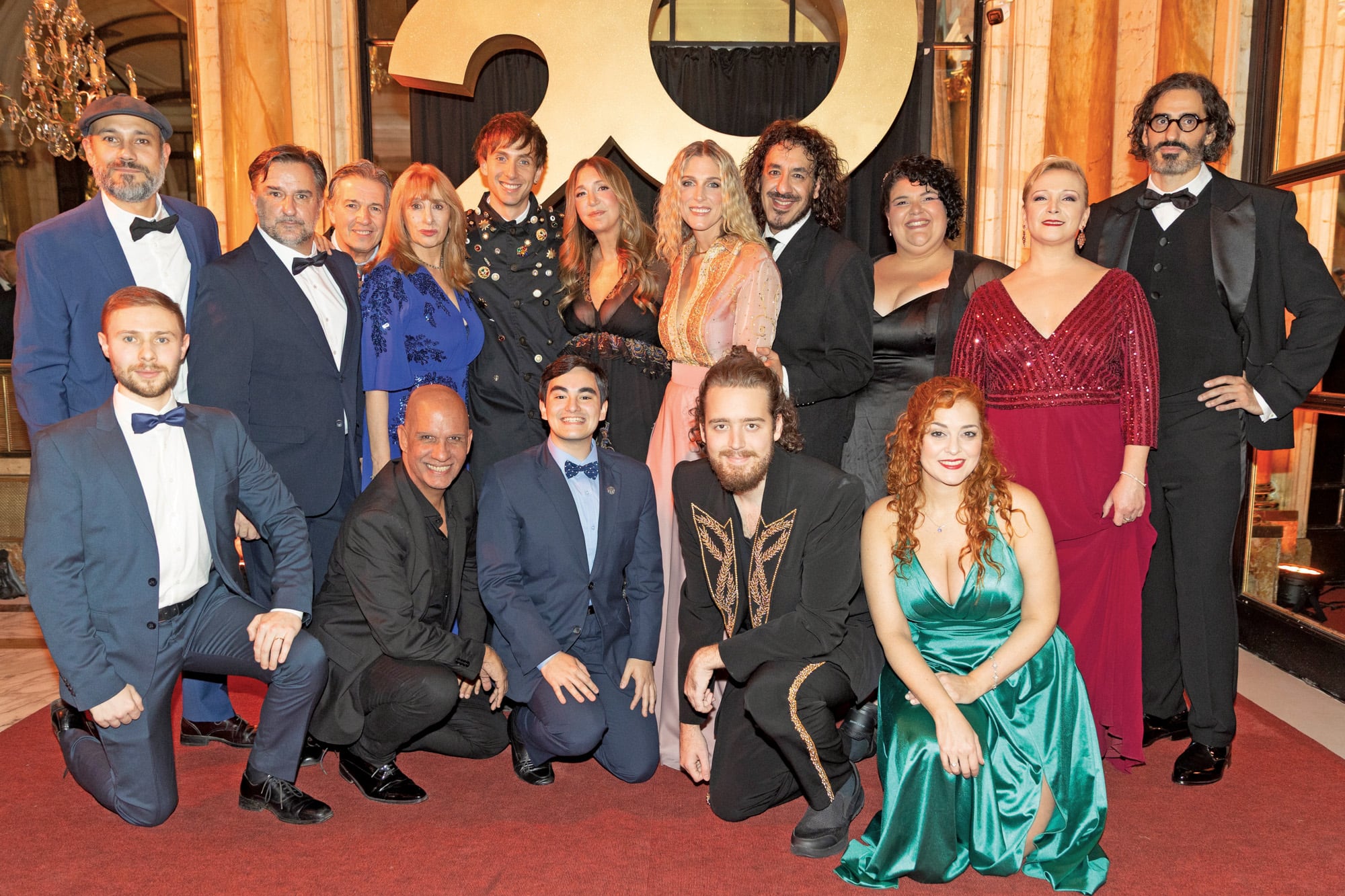 El equipo completo de El curioso incidente del perro a medianoche, la premiada obra de Simon Stephens, posa junto a Carla