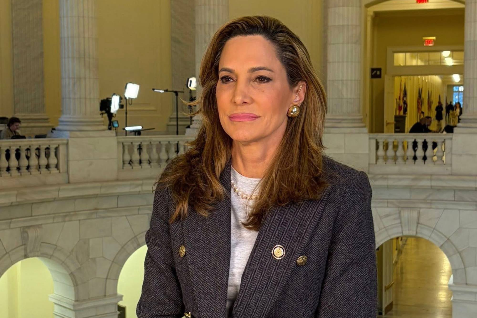 La congresista María Elvira Salazar busca conservar la nominación frente a V. Michael Arias