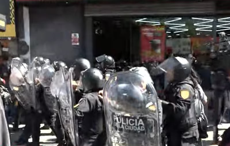 Corridas y enfrentamientos entre manifestantes y la Policía en Villa Urquiza por el paro de subtes