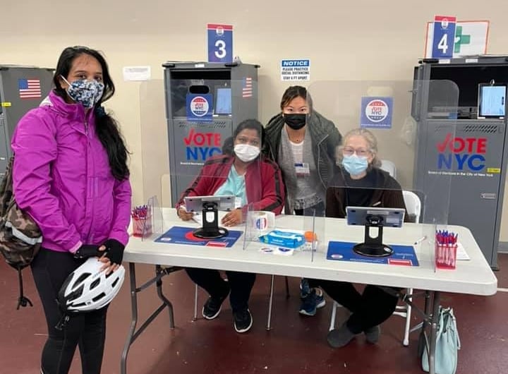 El interesado debe estar dispuesto a viajar dentro del distrito para ser asignado a un sitio de votación